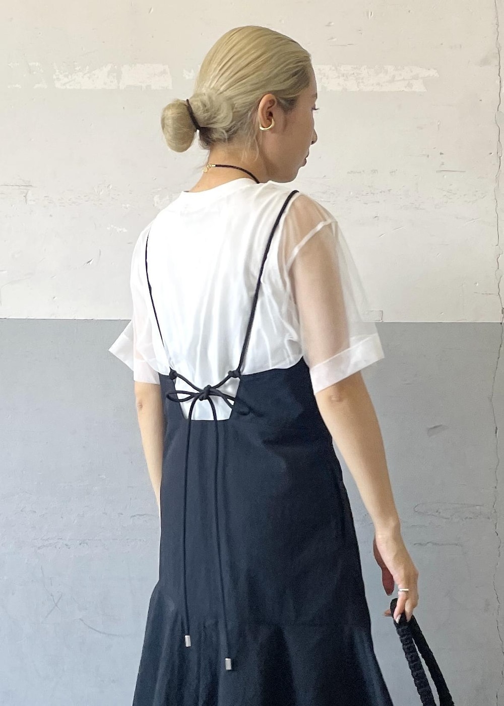 「チュール、ネックレス、キャミワンピース、フラットサンダル、巾着バッグ、Sisi Joia、シシ ジョイア、ホワイト、プルオーバー、カットソー、半袖、クルーネック、フリル、ブラック、ロング」|「ADAM ET ROPE'の【サステナブル】リップストップキャミワンピース(ドレス、ブラック系)」を使った、OEさん(レディース・164cm)の夏コーディネートの7枚目の写真