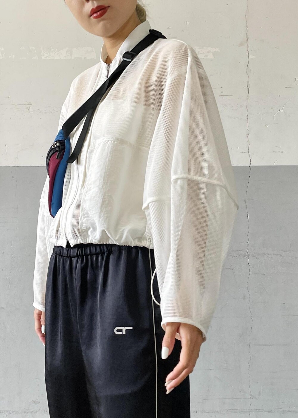 「BATTLE LAKE、バトルレイク、羽織り、ウエストポーチ、メッシュ、イージーパンツ、チューブトップ、ウォータープルーフ、ブラック、ショルダーバッグ、ミニ、ボディバッグ、ポシェット、サコッシュ、ホワイト」｜「BATTLE LAKEの【BATTLE LAKE】POUCH（ボディバッグ/ウエストポーチ、レッド系）」を使った、OEさん（レディース・164cm）の夏コーディネートの6枚目の写真