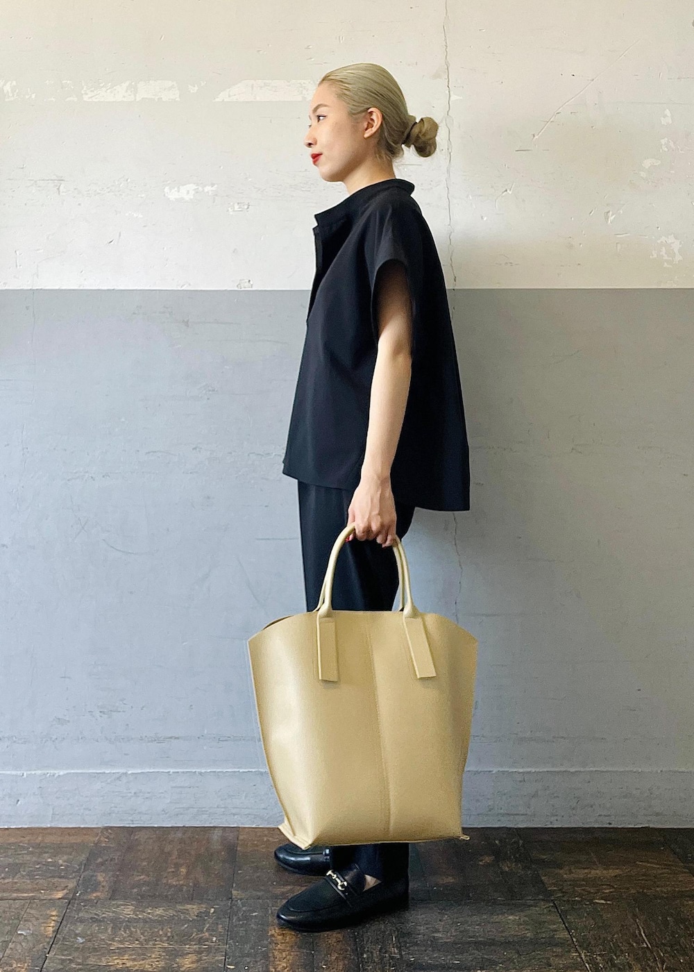 「バンドカラー、Mode of Lady、ベージュ、トートバッグ、パンツ、十分丈、テーパード、センタープレス、スラックス、ブラック、フラット、ローファー、ADAM ET ROPÉ、FEMME、SDGs」｜「ADAM ET ROPE'の【サステナブル】ソフトビットローファー（ローファー、ブラック系）」を使った、OEさん（レディース・164cm）の春コーディネートの2枚目の写真