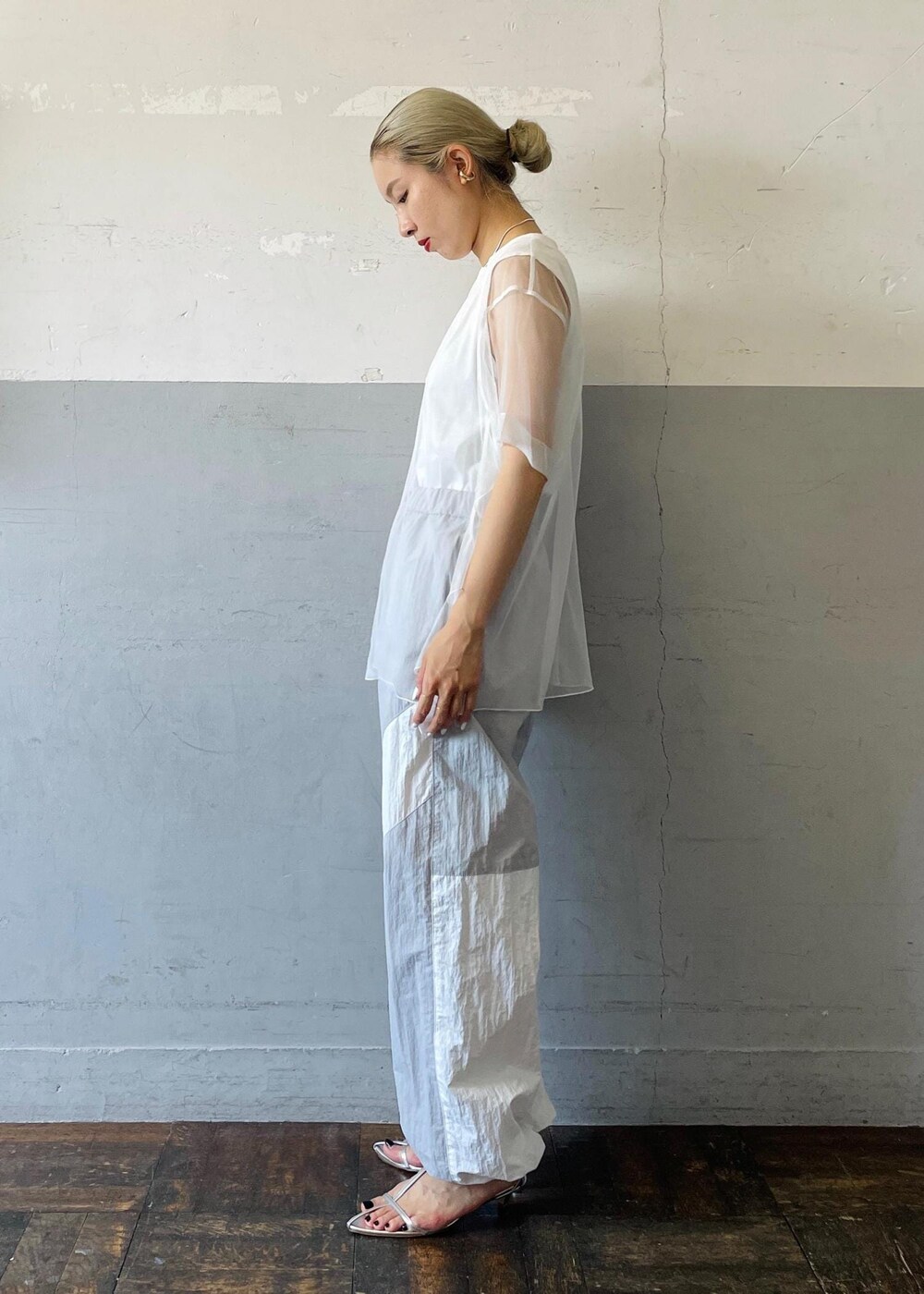 「BOTANICAL DYED、シルバー、ナイロンパンツ、ネックレス、チュール、フリル、ホワイト、プルオーバー、クルーネック、パンツ、グレー、十分丈、サンダル、ストラップ、ストラップサンダル」｜「ADAM ET ROPE'の【サステナブル】ナロークロスストラップサンダル（サンダル、シルバー系）」を使った、OEさん（レディース・164cm）の夏コーディネートの3枚目の写真