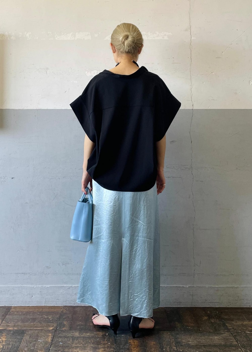 「サテン、バンドカラー、Mode of Lady、ブルー、ハンドバッグ、ライトブルー、サックスブルー、ブラック、ブラウス、半袖、Vネック、スカート、ロング、サンダル、ストラップ」|「ADAM ET ROPE'のダブルポケット2WAYバッグ(ショルダーバッグ、ブルー系)」を使った、OEさん(レディース・164cm)の春コーディネートの4枚目の写真