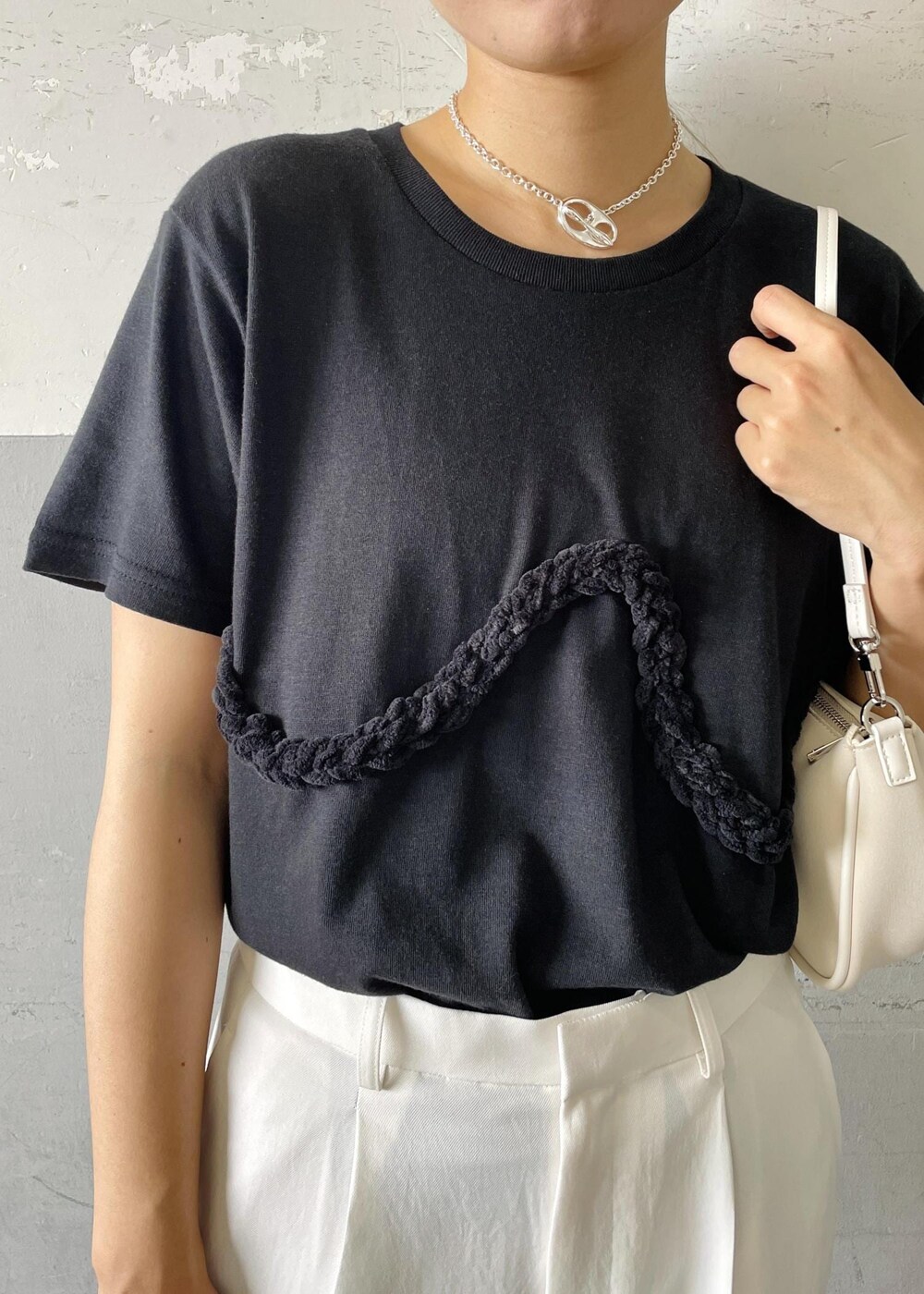 「VIOLETTE ROOM for ADAM ET ROPE'、VIOLETTE ROOM、ローライズ、別注、巾着バッグ、OOFOS、ウーフォス、バイオレットルーム、ブラック、Tシャツ、半袖、クルーネック、ホワイト、パンツ、十分丈」|「ADAM ET ROPE'の【VIOLETTE ROOM for ADAM ET ROPE'】別注 NUANCE TEE(Tシャツ/カットソー、ブラック系)」を使った、OEさん(レディース・164cm)の夏コーディネートの6枚目の写真