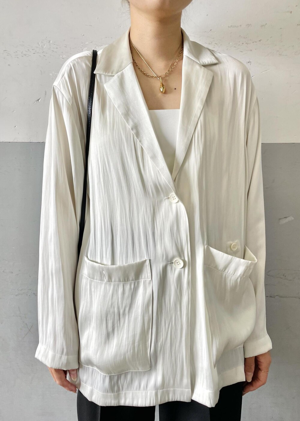 「MARY AL TERNA、メアリ オル ターナ、バッグ、キャミソール、サテン素材、ストラップサンダル、ホワイト、長袖、シャツ、襟、ブラック、パンツ、十分丈、ストレート、センタープレス」|「ADAM ET ROPE'のサテンシャツジャケット(その他アウター、ホワイト系)」を使った、OEさん(レディース・164cm)の春コーディネートの5枚目の写真