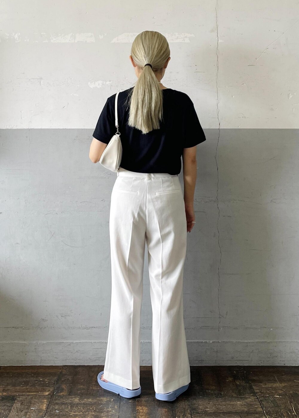 「VIOLETTE ROOM for ADAM ET ROPE'、VIOLETTE ROOM、ローライズ、別注、巾着バッグ、OOFOS、ウーフォス、バイオレットルーム、ブラック、Tシャツ、半袖、クルーネック、ホワイト、パンツ、十分丈」|「ADAM ET ROPE'の【VIOLETTE ROOM for ADAM ET ROPE'】別注 NUANCE TEE(Tシャツ/カットソー、ブラック系)」を使った、OEさん(レディース・164cm)の夏コーディネートの5枚目の写真