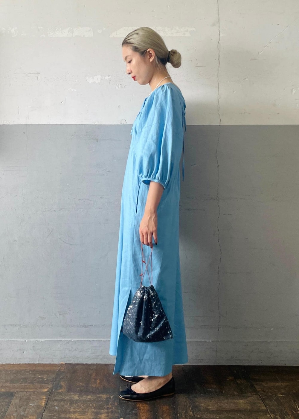 「メタリック、シルバー、ネックレス、水色、逸品、逸品シリーズ、MARIA LA ROSA、マリア ラ ローザ、別注、スパンコール、サックス、ハンドバッグ、ブルー、ロング、ワンピース」｜「ADAM ET ROPE'の【サステナブル】メタリックバレエ（バレエシューズ、ブラック系）」を使った、OEさん（レディース・164cm）の夏コーディネートの4枚目の写真