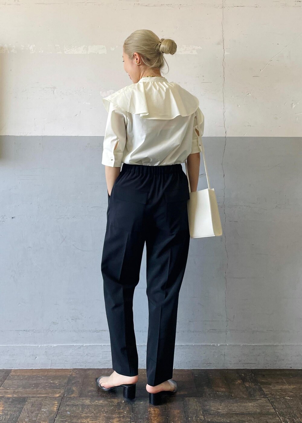 「MARY AL TERNA、メアリ オル ターナ、ネックレス、ゴールド、バッグ、ミュール、Mode of Lady、ホワイト、ブラウス、フリル、ブラック、パンツ、十分丈、ハイウエスト、テーパード」|「ADAM ET ROPE'のplump chain necklace(ネックレス、ゴールド系)」を使った、OEさん(レディース・164cm)の春コーディネートの3枚目の写真