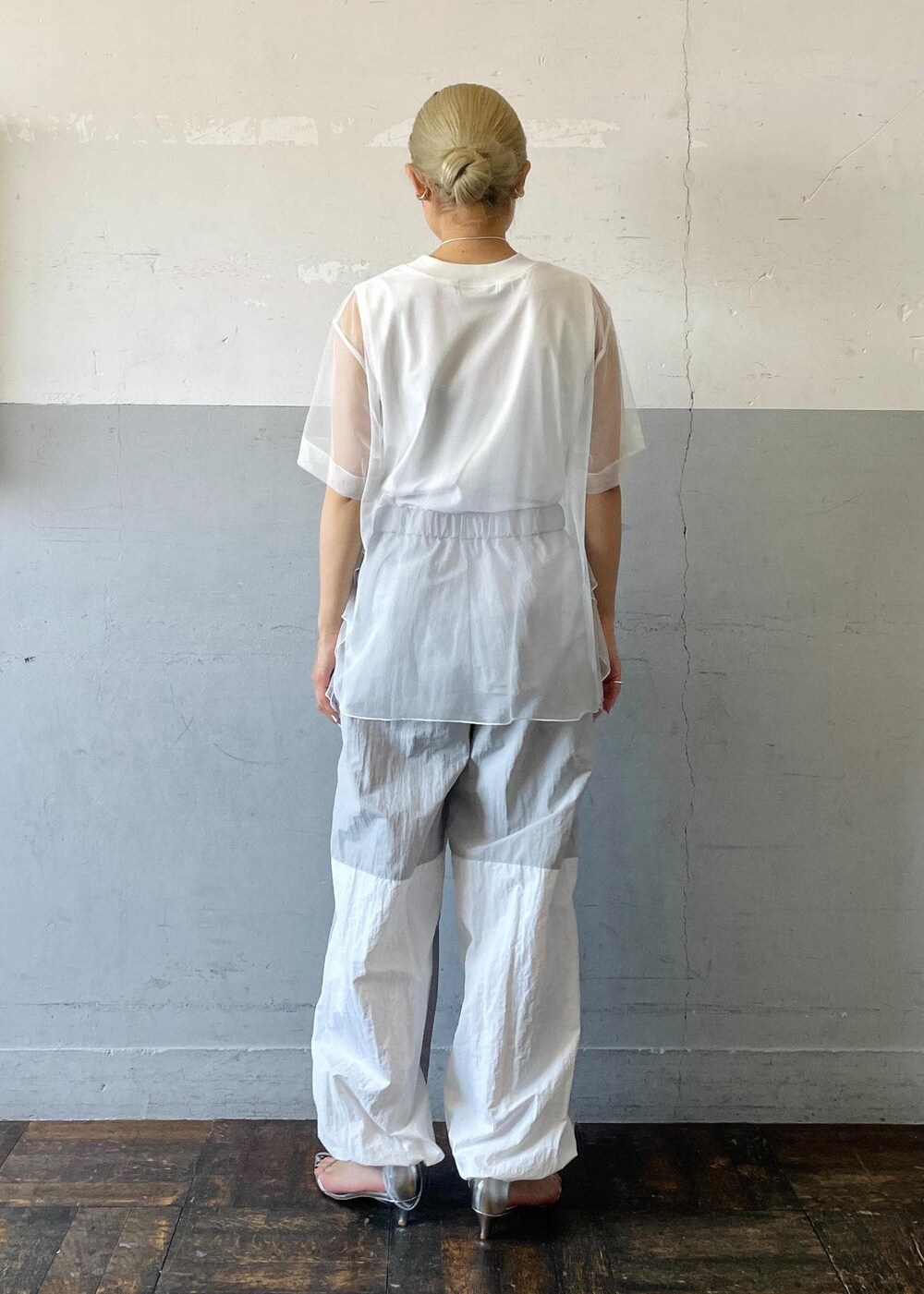 「BOTANICAL DYED、シルバー、ナイロンパンツ、ネックレス、チュール、フリル、ホワイト、プルオーバー、クルーネック、パンツ、グレー、十分丈、サンダル、ストラップ、ストラップサンダル」｜「ADAM ET ROPE'の【サステナブル】ナロークロスストラップサンダル（サンダル、シルバー系）」を使った、OEさん（レディース・164cm）の夏コーディネートの4枚目の写真