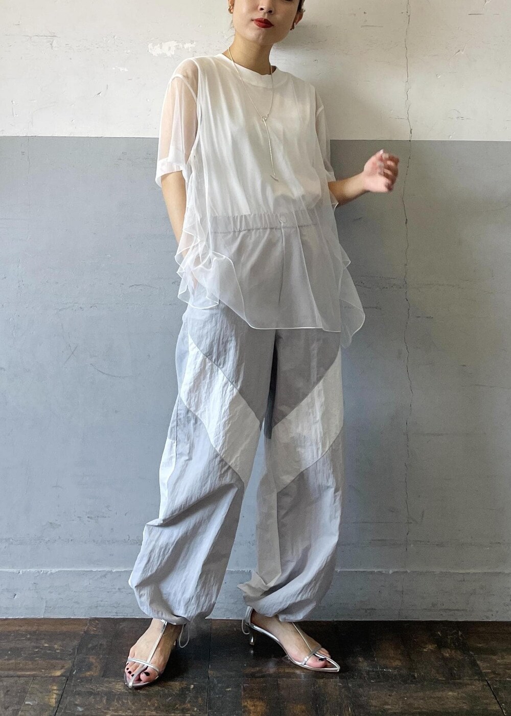 「BOTANICAL DYED、シルバー、ナイロンパンツ、ネックレス、チュール、フリル、ホワイト、プルオーバー、クルーネック、パンツ、グレー、十分丈、サンダル、ストラップ、ストラップサンダル」｜「ADAM ET ROPE'の【サステナブル】ナロークロスストラップサンダル（サンダル、シルバー系）」を使った、OEさん（レディース・164cm）の夏コーディネートの9枚目の写真