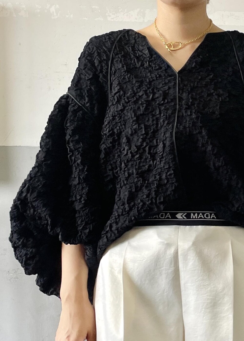 「ジャガード、ロゴ、ショートパンツ、サテン、TAW&TOE、トーアンドトー、ネックレス、ハンドバッグ、バッグ、ブラック、ブラウス、Vネック、ホワイト、パンツ、サンダル」|「ADAM ET ROPE'のジャカードパイピングブラウス(シャツ/ブラウス、ブラック系)」を使った、OEさん(レディース・164cm)の夏コーディネートの5枚目の写真