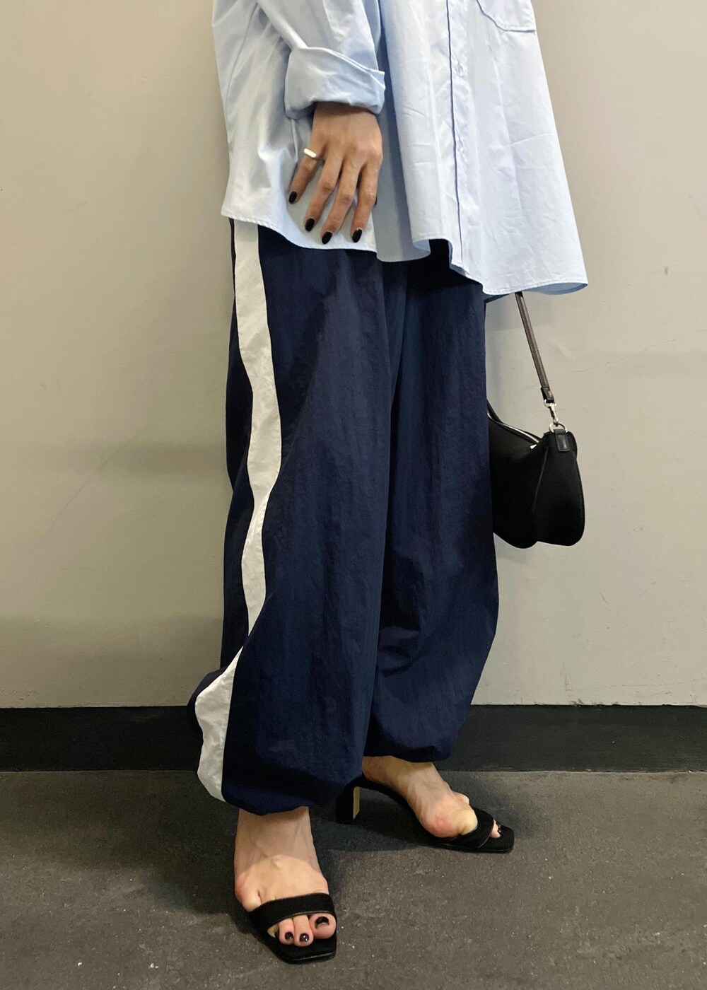 「ナイロンパンツ、ワンハンドル、ワンハンドルバッグ、アンクルストラップ、BOTANICAL DYED、ブルー、シャツ、ライトブルー、襟、パンツ、ネイビー、ワイド、十分丈、ストレート、ブラック」｜「ADAM ET ROPE'の【一部WEB限定カラー】アンクルストラップサンダル（サンダル、ブラック系）」を使った、OEさん（レディース・164cm）の夏コーディネートの7枚目の写真