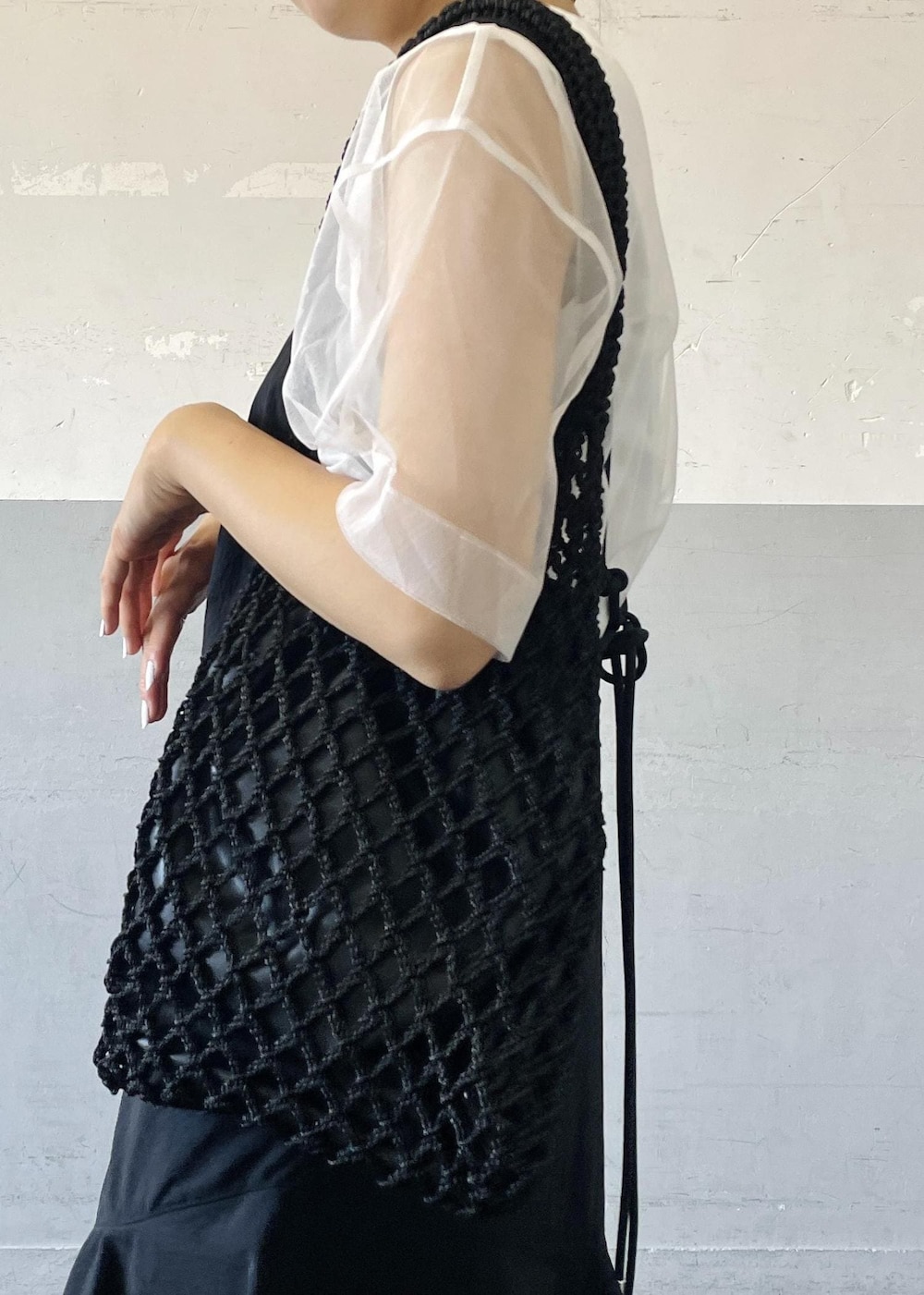 「チュール、ネックレス、キャミワンピース、フラットサンダル、巾着バッグ、Sisi Joia、シシ ジョイア、ホワイト、プルオーバー、カットソー、半袖、クルーネック、フリル、ブラック、ロング」|「ADAM ET ROPE'の【サステナブル】リップストップキャミワンピース(ドレス、ブラック系)」を使った、OEさん(レディース・164cm)の夏コーディネートの6枚目の写真