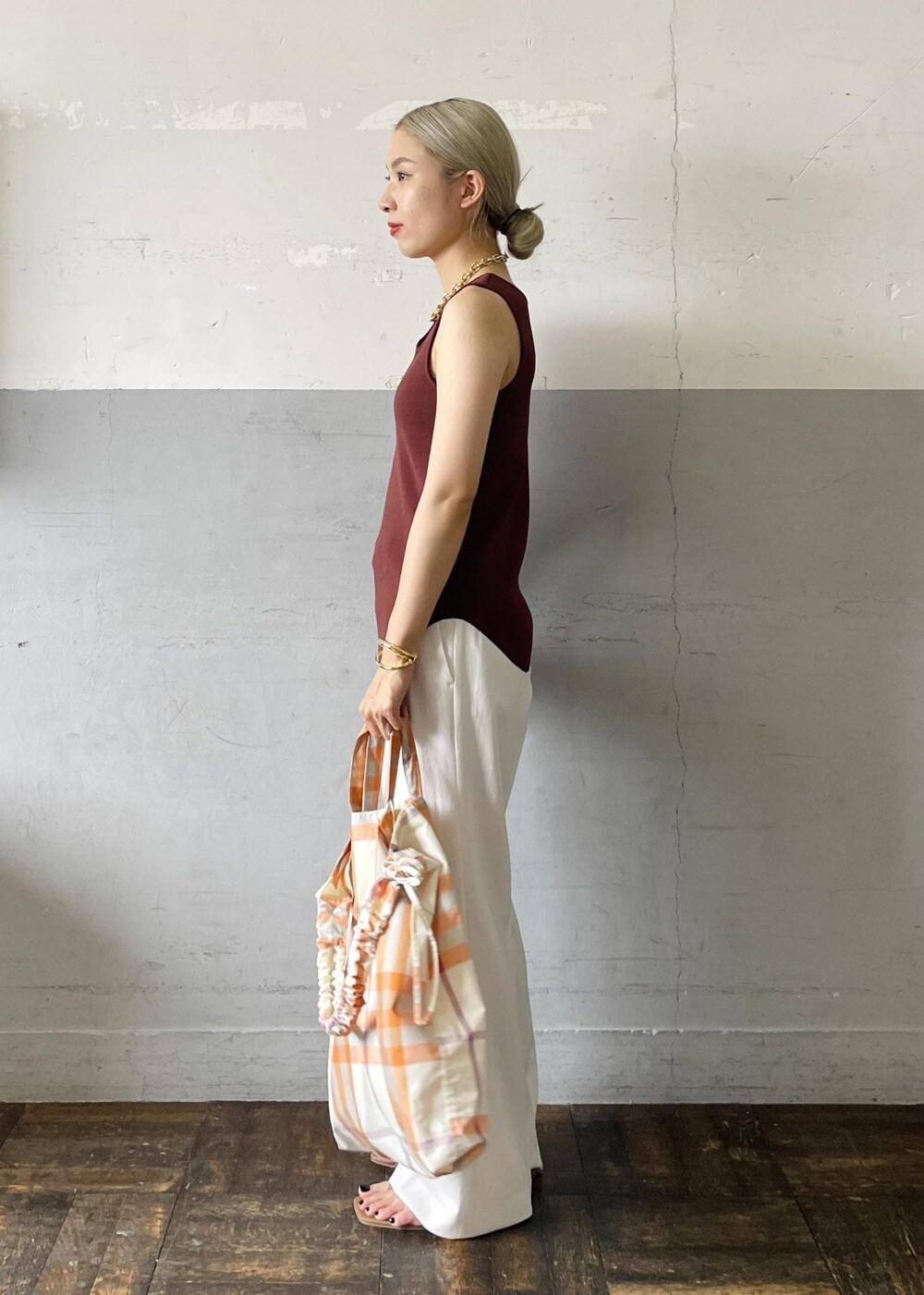 「ネックレス、トング、ビーチサンダル、オレンジ、アシンメトリー、ブラウン、トートバッグ、ニット、ノースリーブ、タンクトップ、ホワイト、パンツ、十分丈、サンダル、ADAM ET ROPÉ」｜「ADAM ET ROPE'のチェックプリントギャザー2WAYトート（トートバッグ、オレンジ系）」を使った、OEさん（レディース・164cm）の夏コーディネートの5枚目の写真