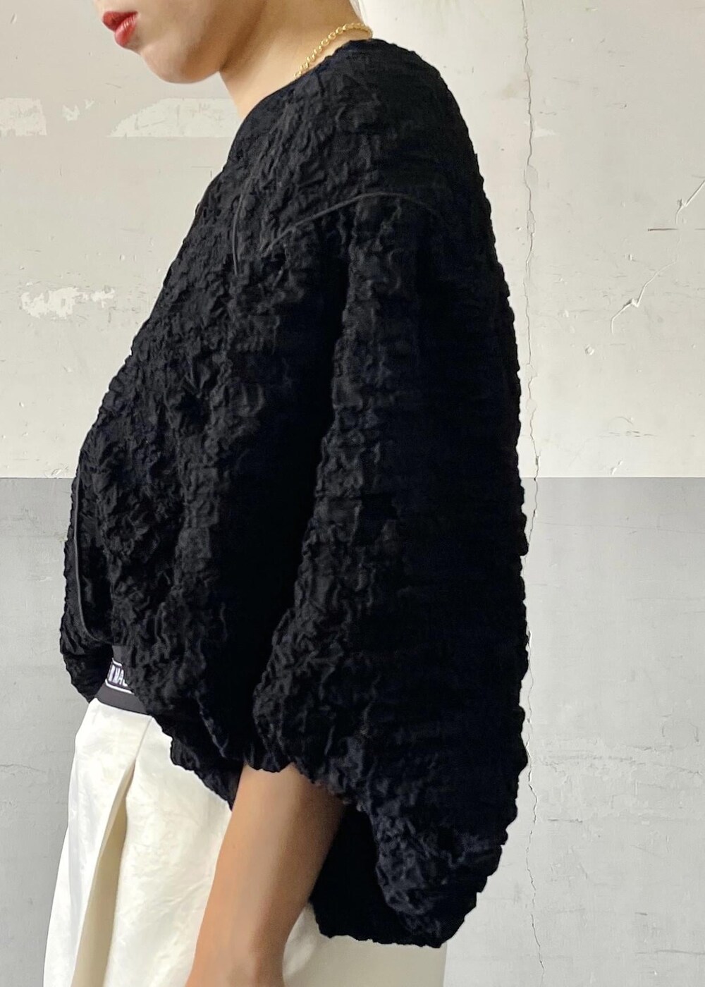 「ジャガード、ロゴ、ショートパンツ、サテン、TAW&TOE、トーアンドトー、ネックレス、ハンドバッグ、バッグ、ブラック、ブラウス、Vネック、ホワイト、パンツ、サンダル」|「ADAM ET ROPE'のジャカードパイピングブラウス(シャツ/ブラウス、ブラック系)」を使った、OEさん(レディース・164cm)の夏コーディネートの7枚目の写真