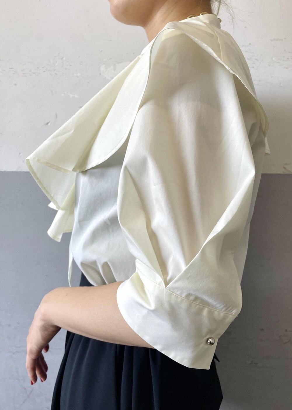 「MARY AL TERNA、メアリ オル ターナ、ネックレス、ゴールド、バッグ、ミュール、Mode of Lady、ホワイト、ブラウス、フリル、ブラック、パンツ、十分丈、ハイウエスト、テーパード」|「ADAM ET ROPE'のplump chain necklace(ネックレス、ゴールド系)」を使った、OEさん(レディース・164cm)の春コーディネートの5枚目の写真