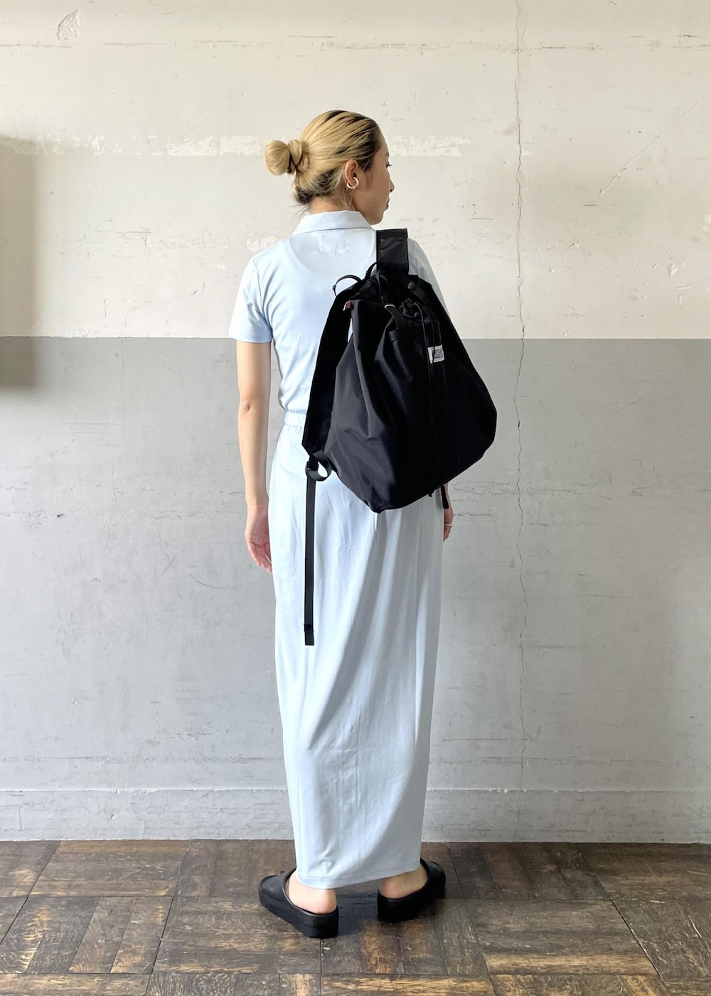「BATTLE LAKE、バトルレイク、agnes b. pour ADAM ET ROPE'、agnes b.、アニエスベー、別注、ポロシャツ、ジップ、チャンキソール、シャワーサンダル、ブラック、リュック、ブルー、ロング、半袖」｜「BATTLE LAKEの【BATTLE LAKE】STOWAWAY PACK（バックパック/リュック、ブラック系）」を使った、OEさん（レディース・164cm）の春コーディネートの3枚目の写真