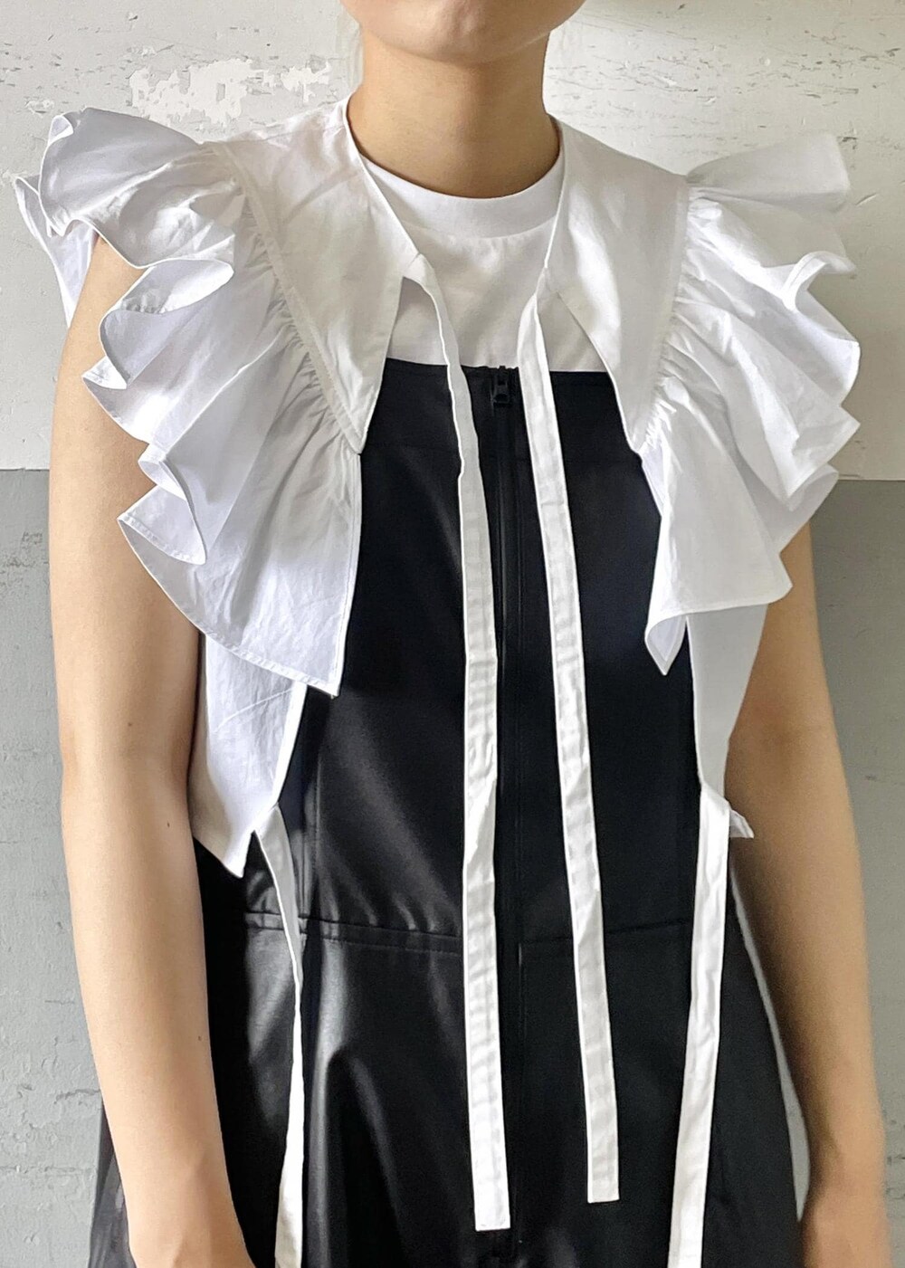 「シルバー、フリル、ハンドバッグ、kokyo、コキヨ、ホワイト、Tシャツ、ブラウス、クルーネック、ブラック、ワイド、ノースリーブ、十分丈、サロペット、サンダル」|「ADAM ET ROPE'の【サステナブル】ナロークロスストラップサンダル(サンダル、ブラック系)」を使った、OEさん(レディース・164cm)の夏コーディネートの4枚目の写真