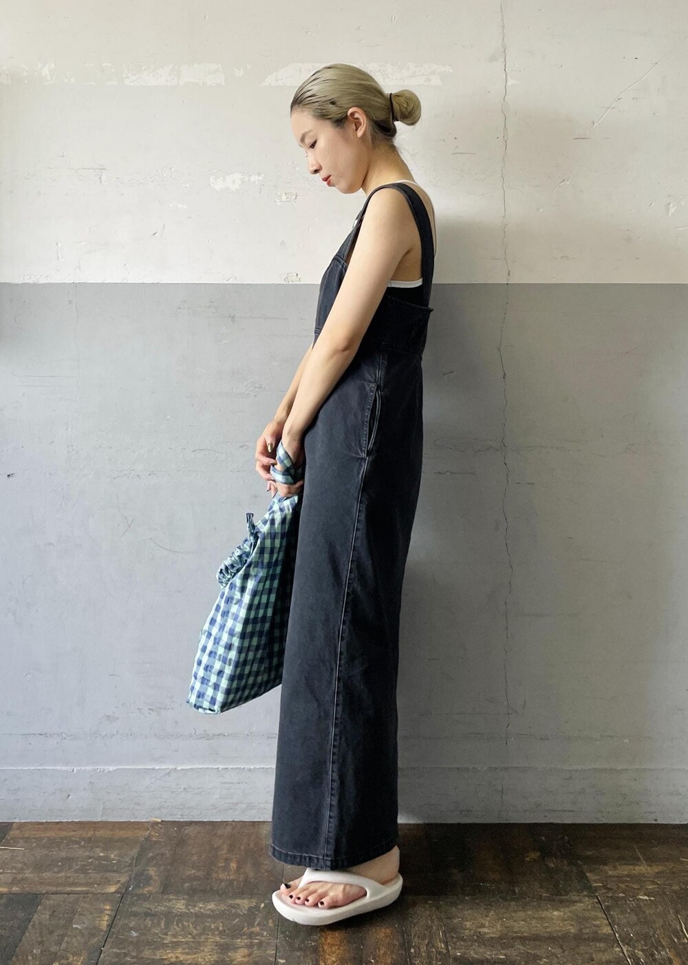 「TAW&TOE、トーアンドトー、Allege.for ADAM ET ROPE'、Allege、アレッジ、タンクトップ、キャミソール、ブラック、ホワイト、ブルー、チェック、ギンガムチェック、デニム、ノースリーブ、十分丈」｜「ADAM ET ROPE'のチェックプリントギャザー2WAYトート（トートバッグ、ブルー系）」を使った、OEさん（レディース・164cm）の夏コーディネートの4枚目の写真