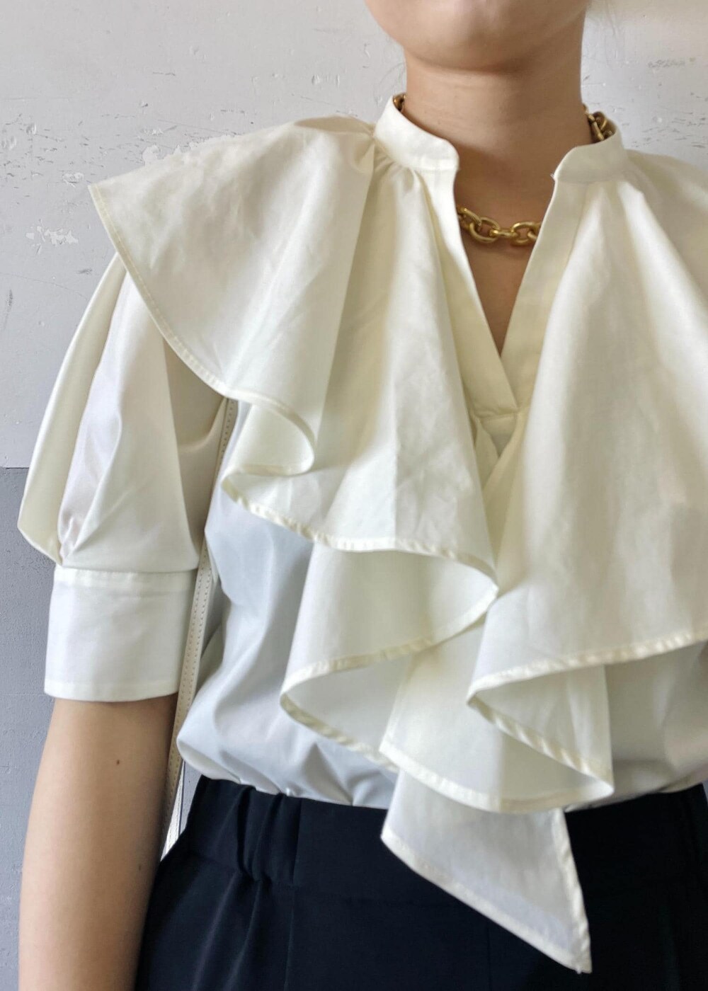 「MARY AL TERNA、メアリ オル ターナ、ネックレス、ゴールド、バッグ、ミュール、Mode of Lady、ホワイト、ブラウス、フリル、ブラック、パンツ、十分丈、ハイウエスト、テーパード」|「ADAM ET ROPE'のplump chain necklace(ネックレス、ゴールド系)」を使った、OEさん(レディース・164cm)の春コーディネートの4枚目の写真