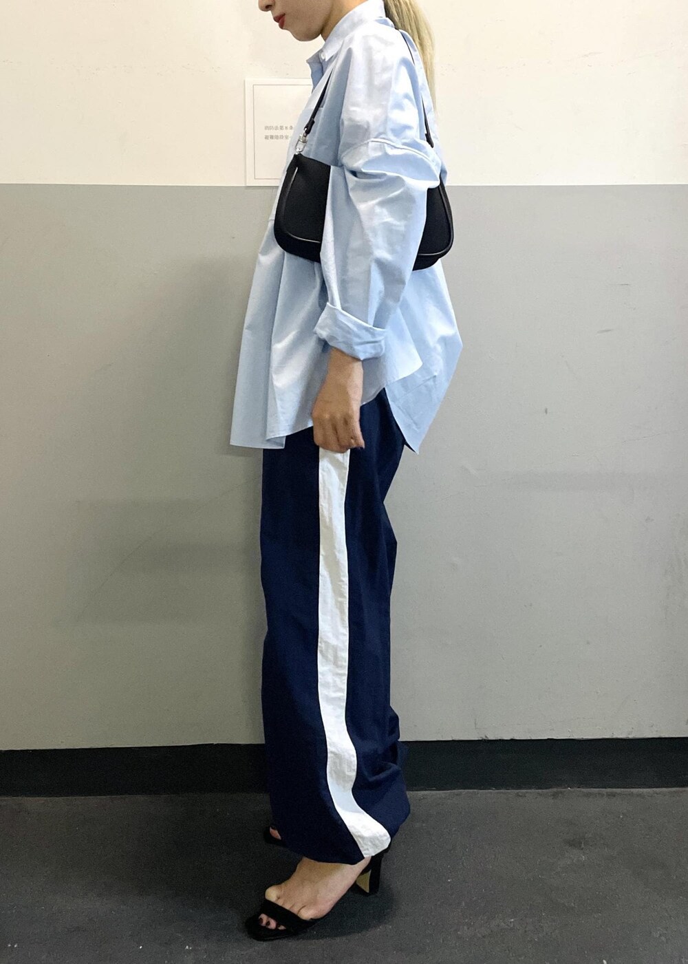 「ナイロンパンツ、ワンハンドル、ワンハンドルバッグ、アンクルストラップ、BOTANICAL DYED、ブルー、シャツ、ライトブルー、襟、パンツ、ネイビー、ワイド、十分丈、ストレート、ブラック」｜「ADAM ET ROPE'の【一部WEB限定カラー】アンクルストラップサンダル（サンダル、ブラック系）」を使った、OEさん（レディース・164cm）の夏コーディネートの3枚目の写真