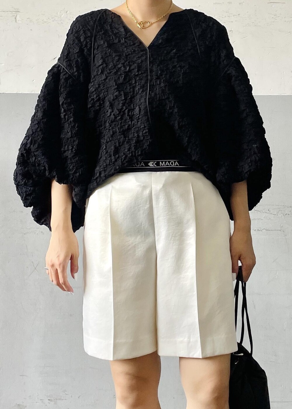 「ジャガード、ロゴ、ショートパンツ、サテン、TAW&TOE、トーアンドトー、ネックレス、ハンドバッグ、バッグ、ブラック、ブラウス、Vネック、ホワイト、パンツ、サンダル」|「ADAM ET ROPE'のジャカードパイピングブラウス(シャツ/ブラウス、ブラック系)」を使った、OEさん(レディース・164cm)の夏コーディネートの8枚目の写真