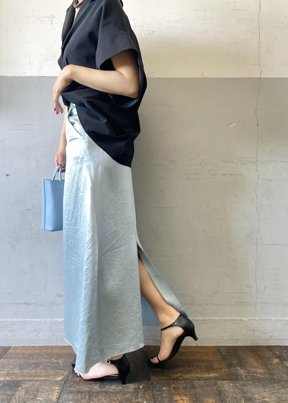 「サテン、バンドカラー、Mode of Lady、ブルー、ハンドバッグ、ライトブルー、サックスブルー、ブラック、ブラウス、半袖、Vネック、スカート、ロング、サンダル、ストラップ」|「ADAM ET ROPE'のダブルポケット2WAYバッグ(ショルダーバッグ、ブルー系)」を使った、OEさん(レディース・164cm)の春コーディネートの8枚目の写真