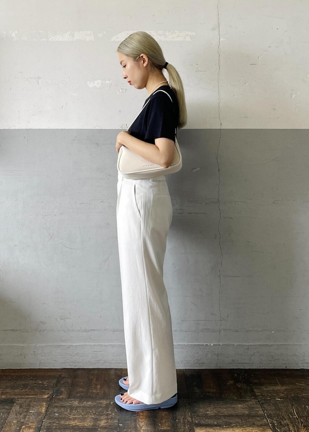 「VIOLETTE ROOM for ADAM ET ROPE'、VIOLETTE ROOM、ローライズ、別注、巾着バッグ、OOFOS、ウーフォス、バイオレットルーム、ブラック、Tシャツ、半袖、クルーネック、ホワイト、パンツ、十分丈」|「ADAM ET ROPE'の【VIOLETTE ROOM for ADAM ET ROPE'】別注 NUANCE TEE(Tシャツ/カットソー、ブラック系)」を使った、OEさん(レディース・164cm)の夏コーディネートの4枚目の写真