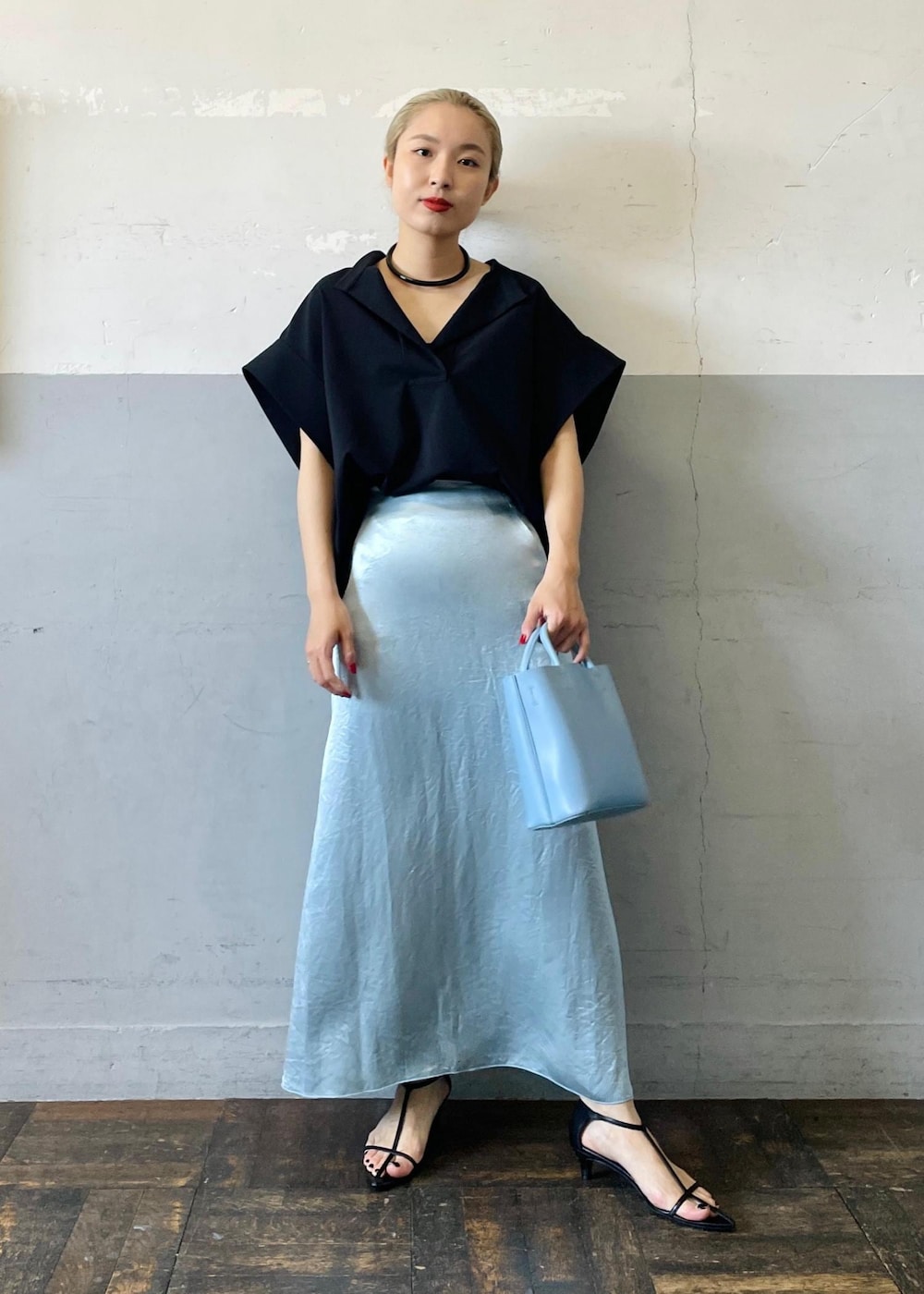 「サテン、バンドカラー、Mode of Lady、ブルー、ハンドバッグ、ライトブルー、サックスブルー、ブラック、ブラウス、半袖、Vネック、スカート、ロング、サンダル、ストラップ」|「ADAM ET ROPE'のダブルポケット2WAYバッグ(ショルダーバッグ、ブルー系)」を使った、OEさん(レディース・164cm)の春コーディネートの2枚目の写真