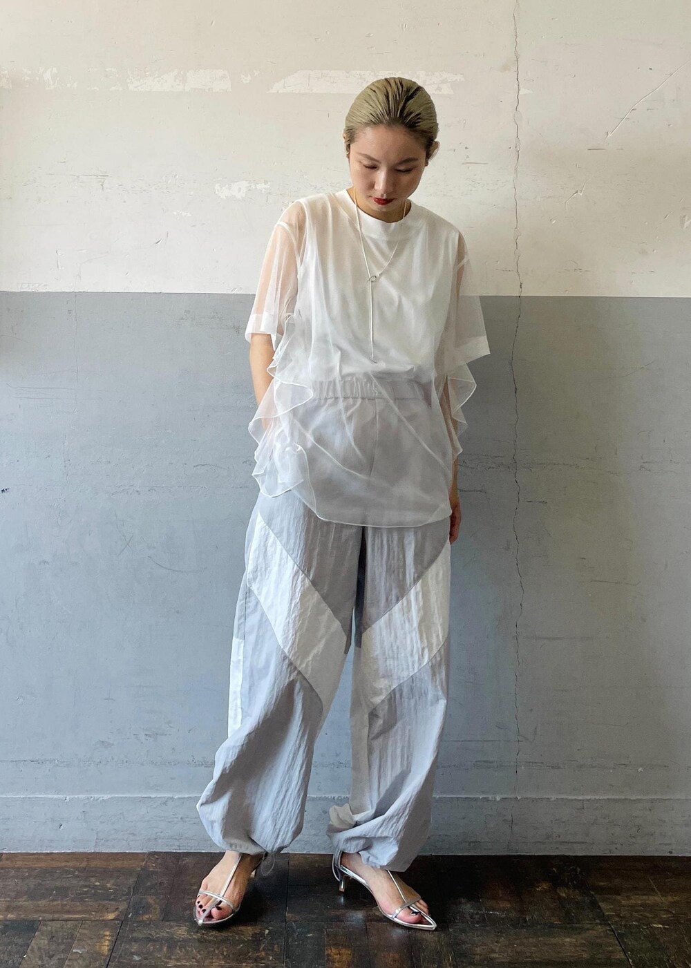 「BOTANICAL DYED、シルバー、ナイロンパンツ、ネックレス、チュール、フリル、ホワイト、プルオーバー、クルーネック、パンツ、グレー、十分丈、サンダル、ストラップ、ストラップサンダル」｜「ADAM ET ROPE'の【サステナブル】ナロークロスストラップサンダル（サンダル、シルバー系）」を使った、OEさん（レディース・164cm）の夏コーディネートの2枚目の写真