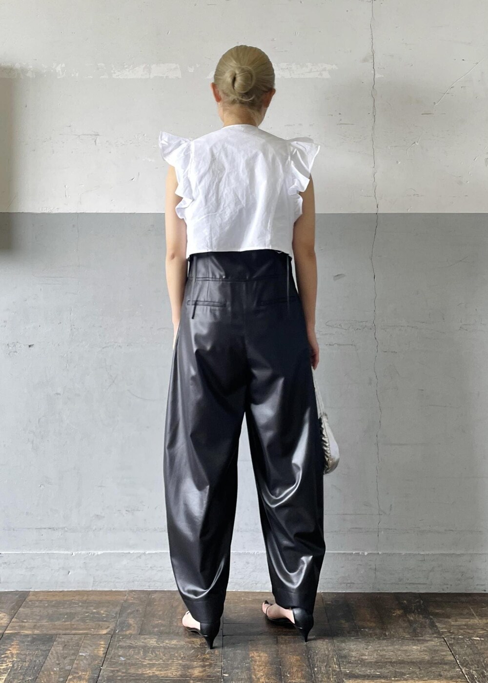 「シルバー、フリル、ハンドバッグ、kokyo、コキヨ、ホワイト、Tシャツ、ブラウス、クルーネック、ブラック、ワイド、ノースリーブ、十分丈、サロペット、サンダル」|「ADAM ET ROPE'の【サステナブル】ナロークロスストラップサンダル(サンダル、ブラック系)」を使った、OEさん(レディース・164cm)の夏コーディネートの3枚目の写真