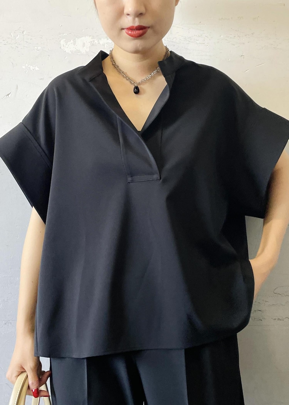 「バンドカラー、Mode of Lady、ベージュ、トートバッグ、パンツ、十分丈、テーパード、センタープレス、スラックス、ブラック、フラット、ローファー、ADAM ET ROPÉ、FEMME、SDGs」｜「ADAM ET ROPE'の【サステナブル】ソフトビットローファー（ローファー、ブラック系）」を使った、OEさん（レディース・164cm）の春コーディネートの4枚目の写真