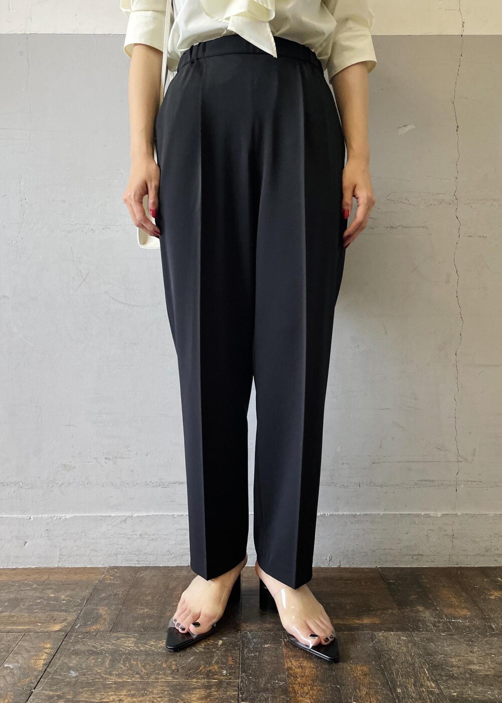 「MARY AL TERNA、メアリ オル ターナ、ネックレス、ゴールド、バッグ、ミュール、Mode of Lady、ホワイト、ブラウス、フリル、ブラック、パンツ、十分丈、ハイウエスト、テーパード」|「ADAM ET ROPE'のplump chain necklace(ネックレス、ゴールド系)」を使った、OEさん(レディース・164cm)の春コーディネートの7枚目の写真
