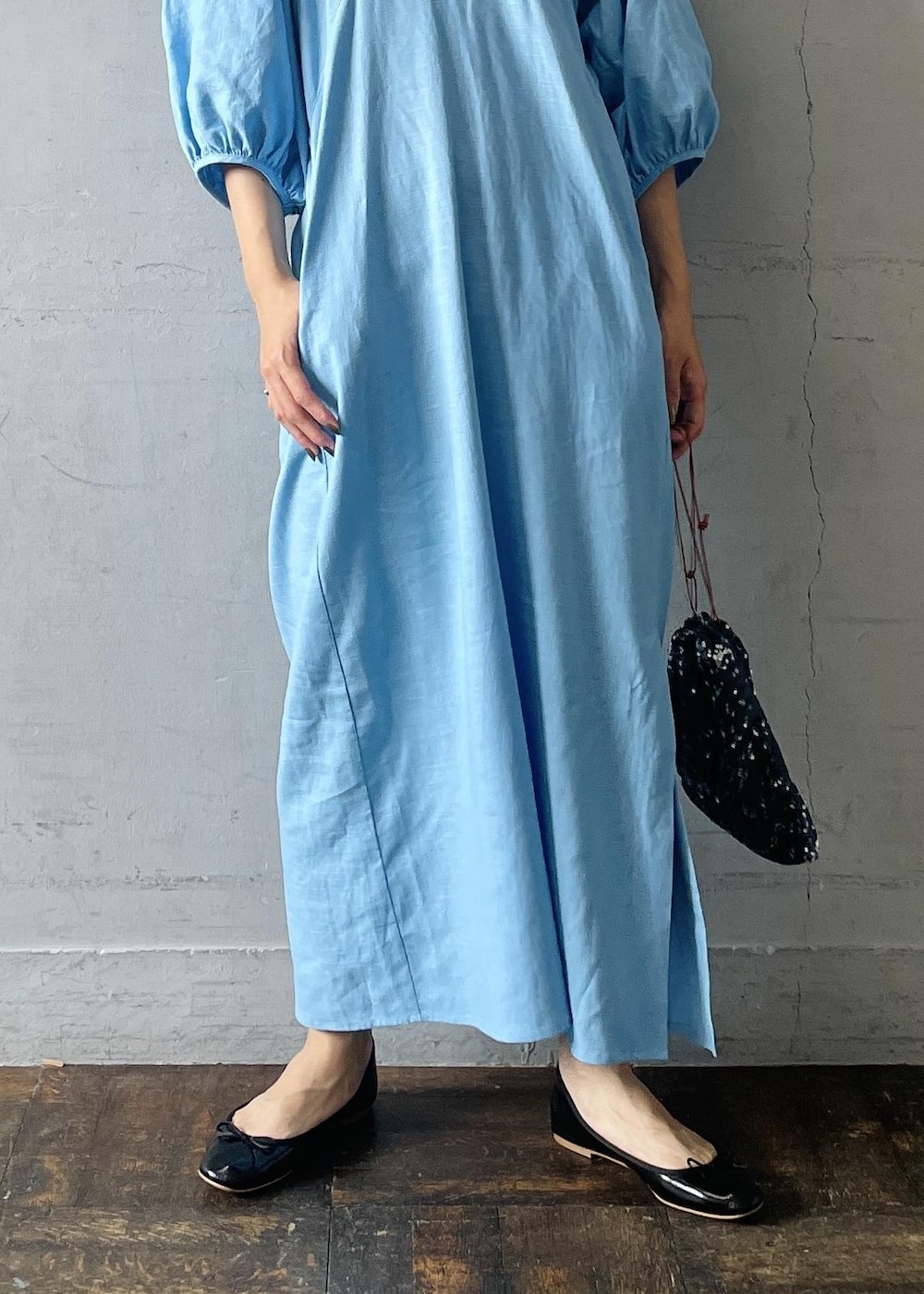 「メタリック、シルバー、ネックレス、水色、逸品、逸品シリーズ、MARIA LA ROSA、マリア ラ ローザ、別注、スパンコール、サックス、ハンドバッグ、ブルー、ロング、ワンピース」｜「ADAM ET ROPE'の【サステナブル】メタリックバレエ（バレエシューズ、ブラック系）」を使った、OEさん（レディース・164cm）の夏コーディネートの8枚目の写真