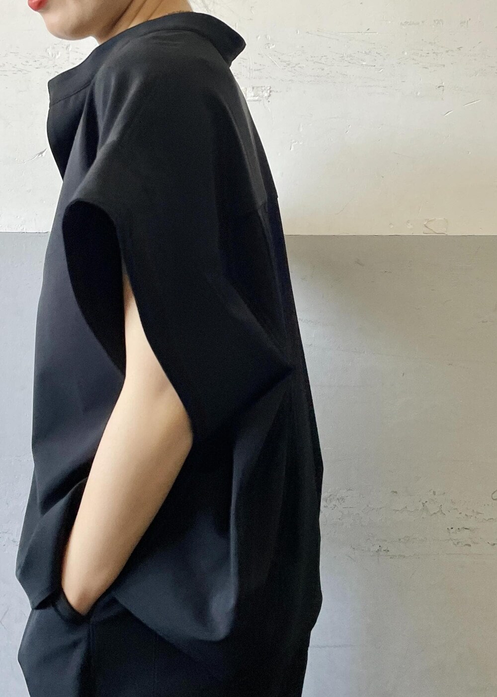 「バンドカラー、Mode of Lady、ベージュ、トートバッグ、パンツ、十分丈、テーパード、センタープレス、スラックス、ブラック、フラット、ローファー、ADAM ET ROPÉ、FEMME、SDGs」｜「ADAM ET ROPE'の【サステナブル】ソフトビットローファー（ローファー、ブラック系）」を使った、OEさん（レディース・164cm）の春コーディネートの5枚目の写真