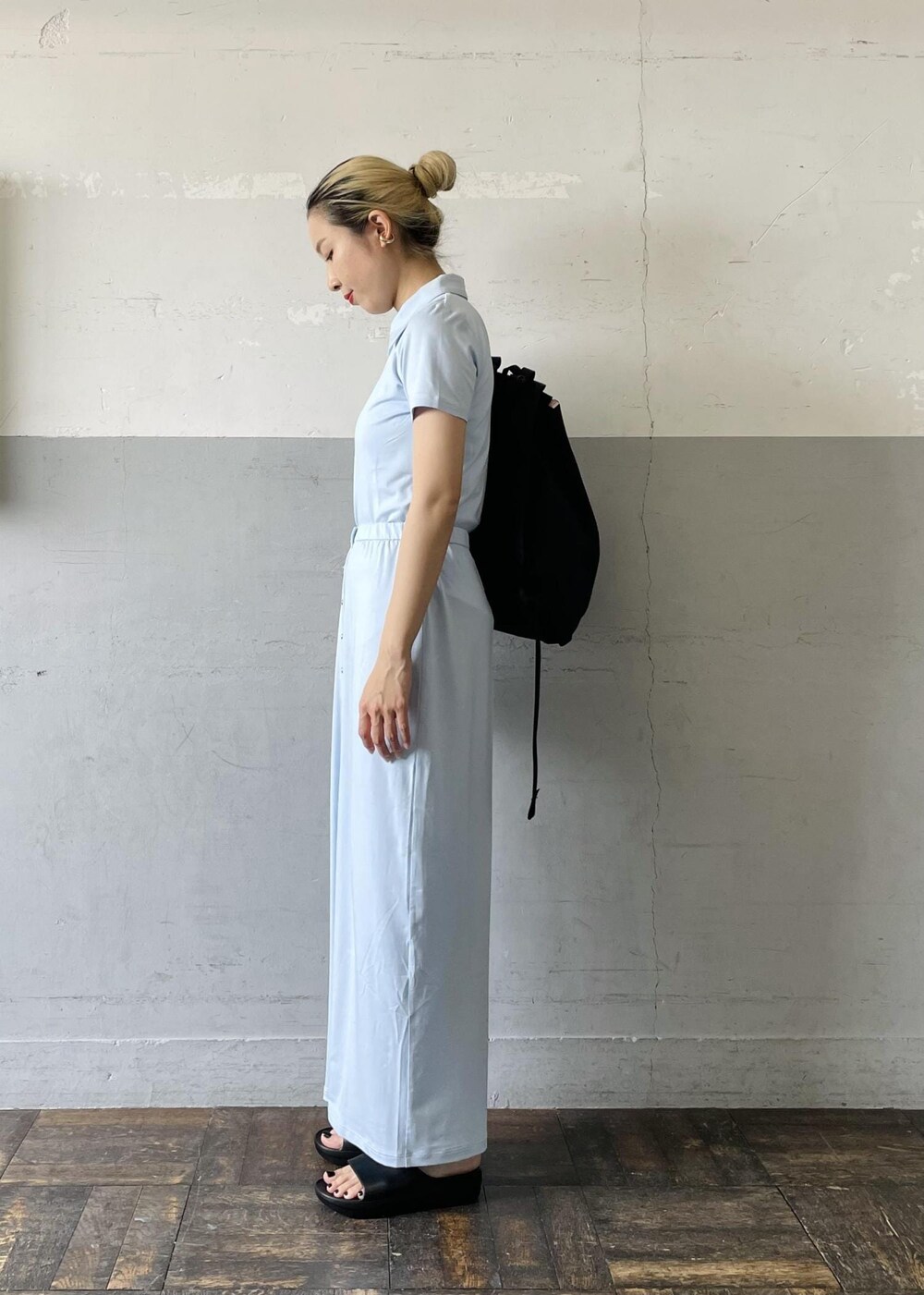 「BATTLE LAKE、バトルレイク、agnes b. pour ADAM ET ROPE'、agnes b.、アニエスベー、別注、ポロシャツ、ジップ、チャンキソール、シャワーサンダル、ブラック、リュック、ブルー、ロング、半袖」｜「BATTLE LAKEの【BATTLE LAKE】STOWAWAY PACK（バックパック/リュック、ブラック系）」を使った、OEさん（レディース・164cm）の春コーディネートの2枚目の写真