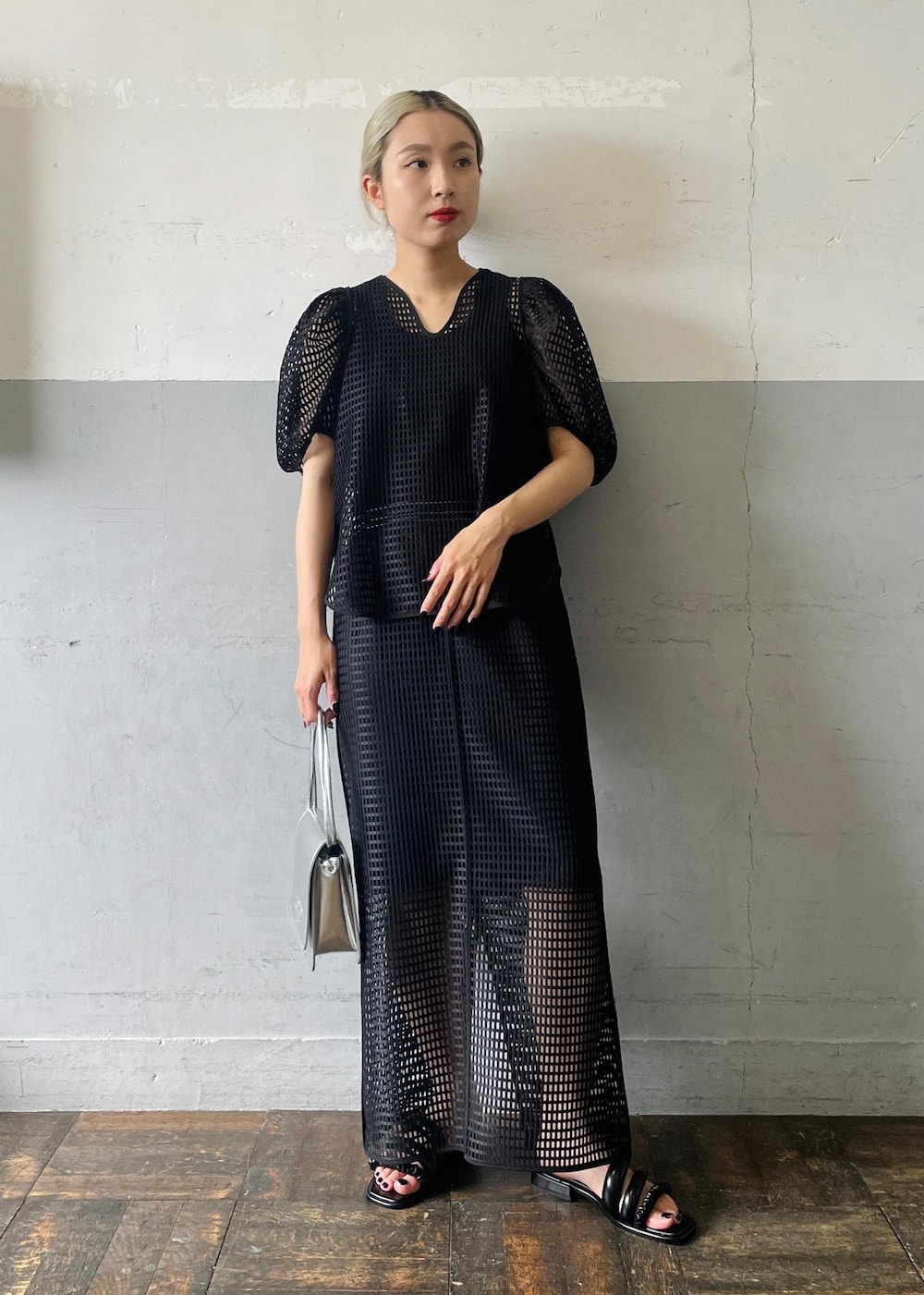 「AURALEE、オーラリー、タンクトップ、ショルダーバッグ、シルバー、ミニ、ショルダー、ブラック、ブラウス、半袖、Vネック、セットアップ、十分丈、サンダル、フラット」｜「JW PEIの【JW PEI】Jada（サンダル、ブラック系）」を使った、OEさん（レディース・164cm）の夏コーディネートの3枚目の写真