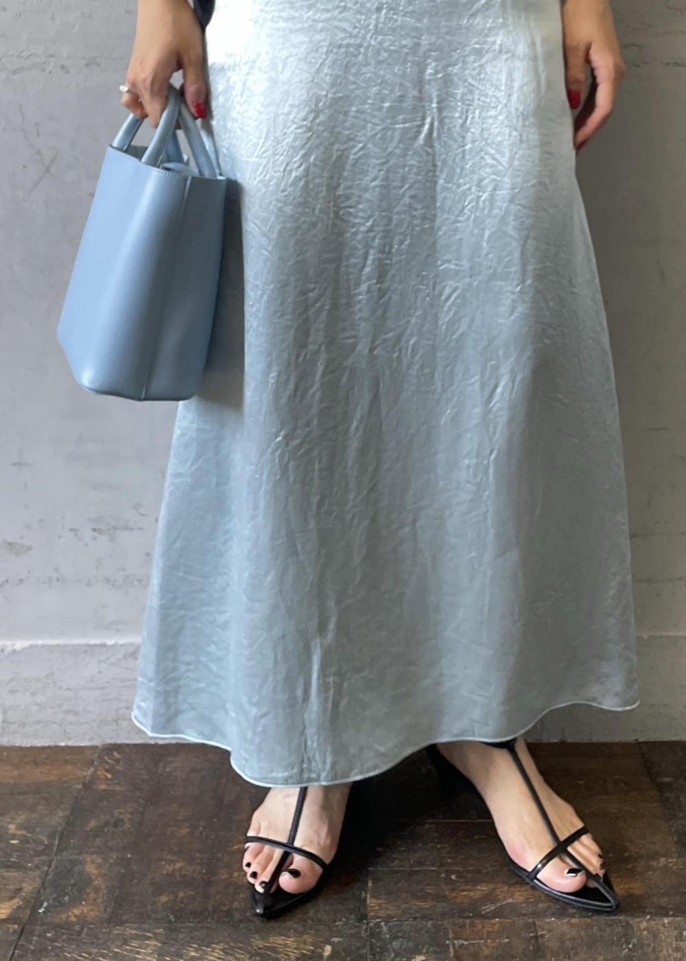 「サテン、バンドカラー、Mode of Lady、ブルー、ハンドバッグ、ライトブルー、サックスブルー、ブラック、ブラウス、半袖、Vネック、スカート、ロング、サンダル、ストラップ」|「ADAM ET ROPE'のダブルポケット2WAYバッグ(ショルダーバッグ、ブルー系)」を使った、OEさん(レディース・164cm)の春コーディネートの6枚目の写真