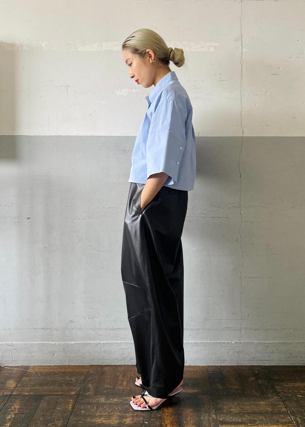 「ヒール、JW PEI、ジェイダブリューペイ、ブルー、ブラック、ワイド、クロップド丈、ADAM ET ROPÉ、FEMME、SDGs、サステナブル、骨格ナチュラル、イエベ、モード、レイヤード」｜「JW PEIの【JW PEI】Maeve（サンダル、ブラック系）」を使った、OEさん（レディース・164cm）の夏コーディネートの3枚目の写真