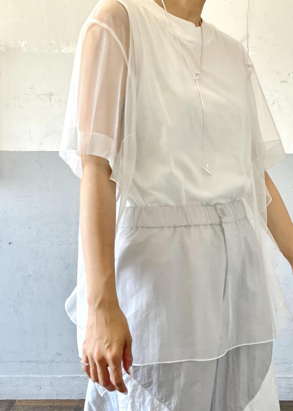 「BOTANICAL DYED、シルバー、ナイロンパンツ、ネックレス、チュール、フリル、ホワイト、プルオーバー、クルーネック、パンツ、グレー、十分丈、サンダル、ストラップ、ストラップサンダル」｜「ADAM ET ROPE'の【サステナブル】ナロークロスストラップサンダル（サンダル、シルバー系）」を使った、OEさん（レディース・164cm）の夏コーディネートの7枚目の写真