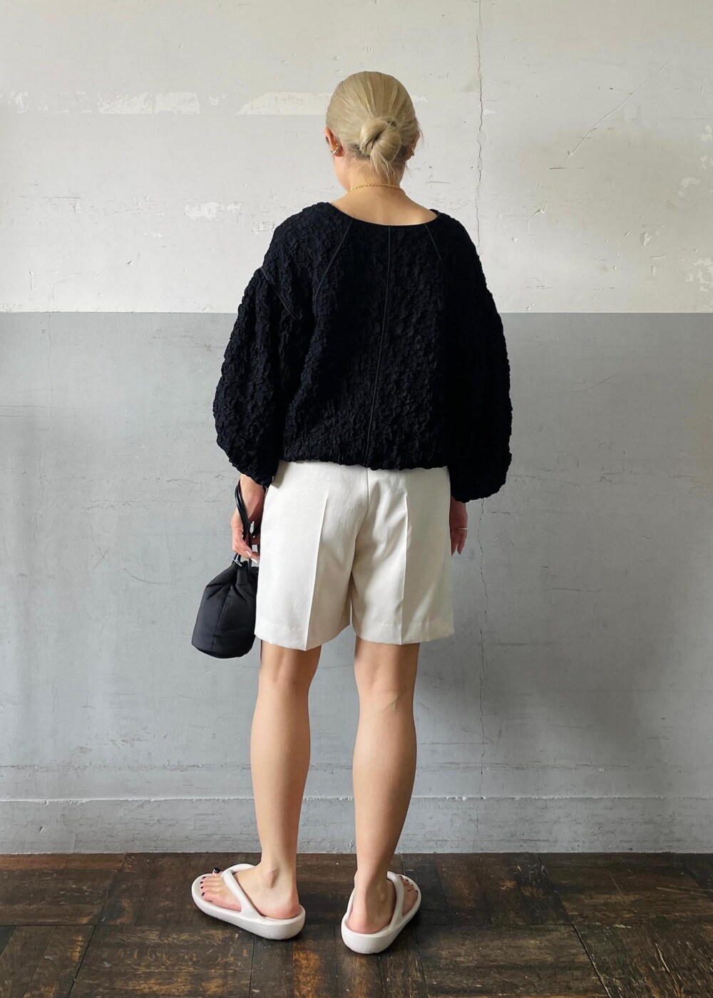 「ジャガード、ロゴ、ショートパンツ、サテン、TAW&TOE、トーアンドトー、ネックレス、ハンドバッグ、バッグ、ブラック、ブラウス、Vネック、ホワイト、パンツ、サンダル」|「ADAM ET ROPE'のジャカードパイピングブラウス(シャツ/ブラウス、ブラック系)」を使った、OEさん(レディース・164cm)の夏コーディネートの4枚目の写真