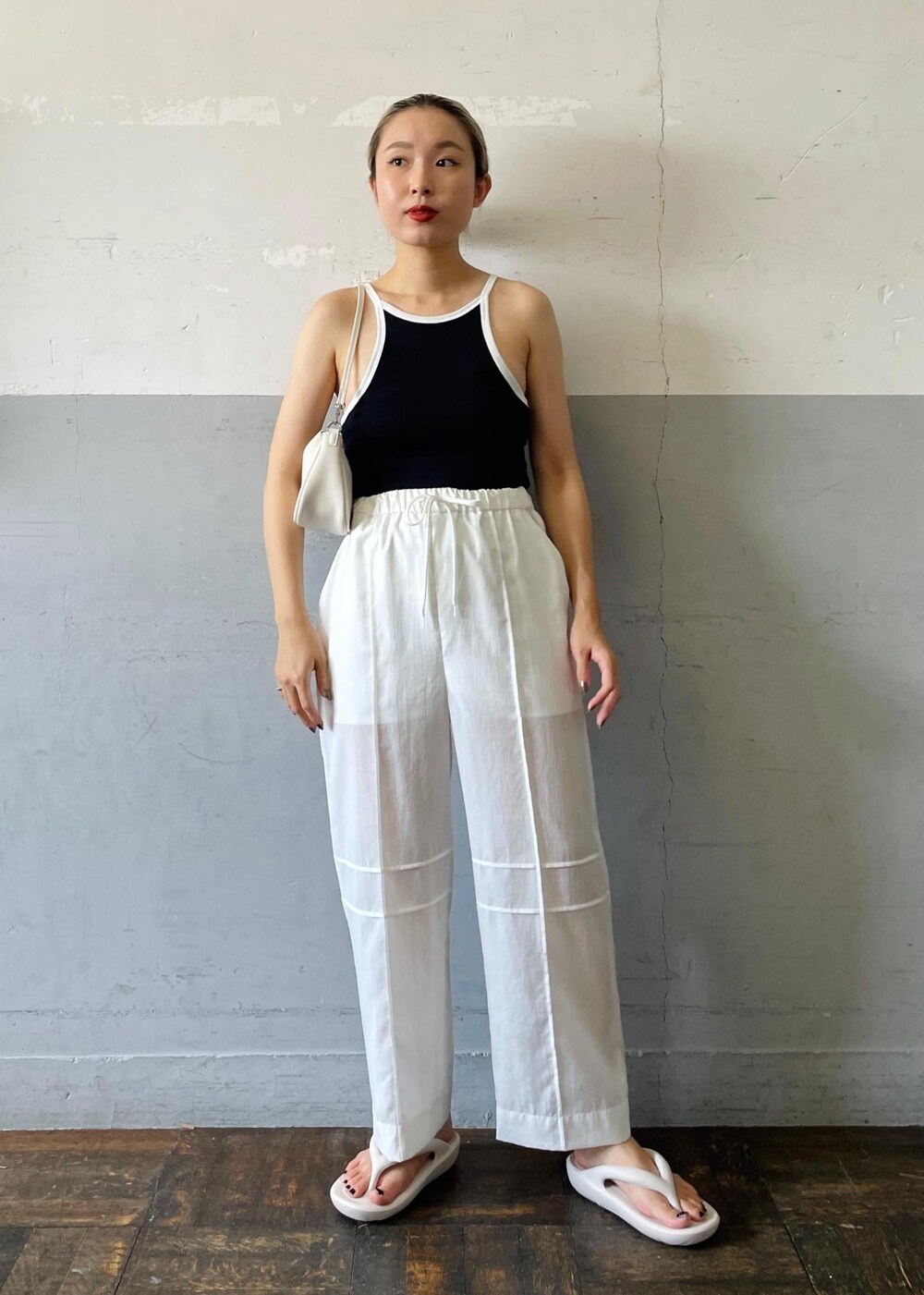 「Allege.for ADAM ET ROPE'、Allege、アレッジ、イージーパンツ、TAW&TOE、トーアンドトー、タンクトップ、別注、ブラック、ノースリーブ、キャミソール、ホワイト、パンツ、十分丈、ハイウエスト」｜「ADAM ET ROPE'のネオプレンワンハンドルバッグ（ショルダーバッグ、ホワイト系）」を使った、OEさん（レディース・164cm）の夏コーディネートの2枚目の写真