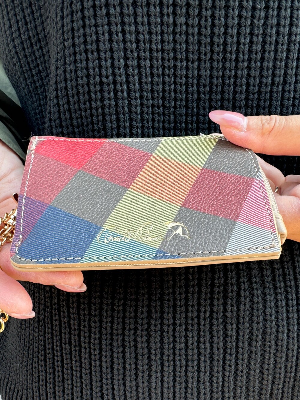 ブラック系のアンサンブル、ブラック系のその他パンツ、ホワイト系のトートバッグを着用したレディースの秋コーディネートの5枚目の写真