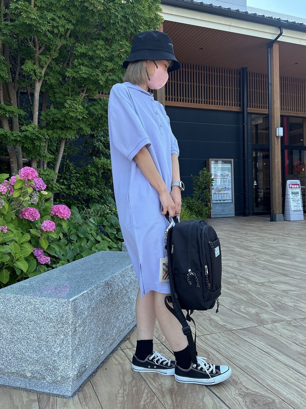 パープル系のワンピース、ブラック系のバックパック/リュック、ホワイト系のパスケースを着用したレディースの夏コーディネートの3枚目の写真