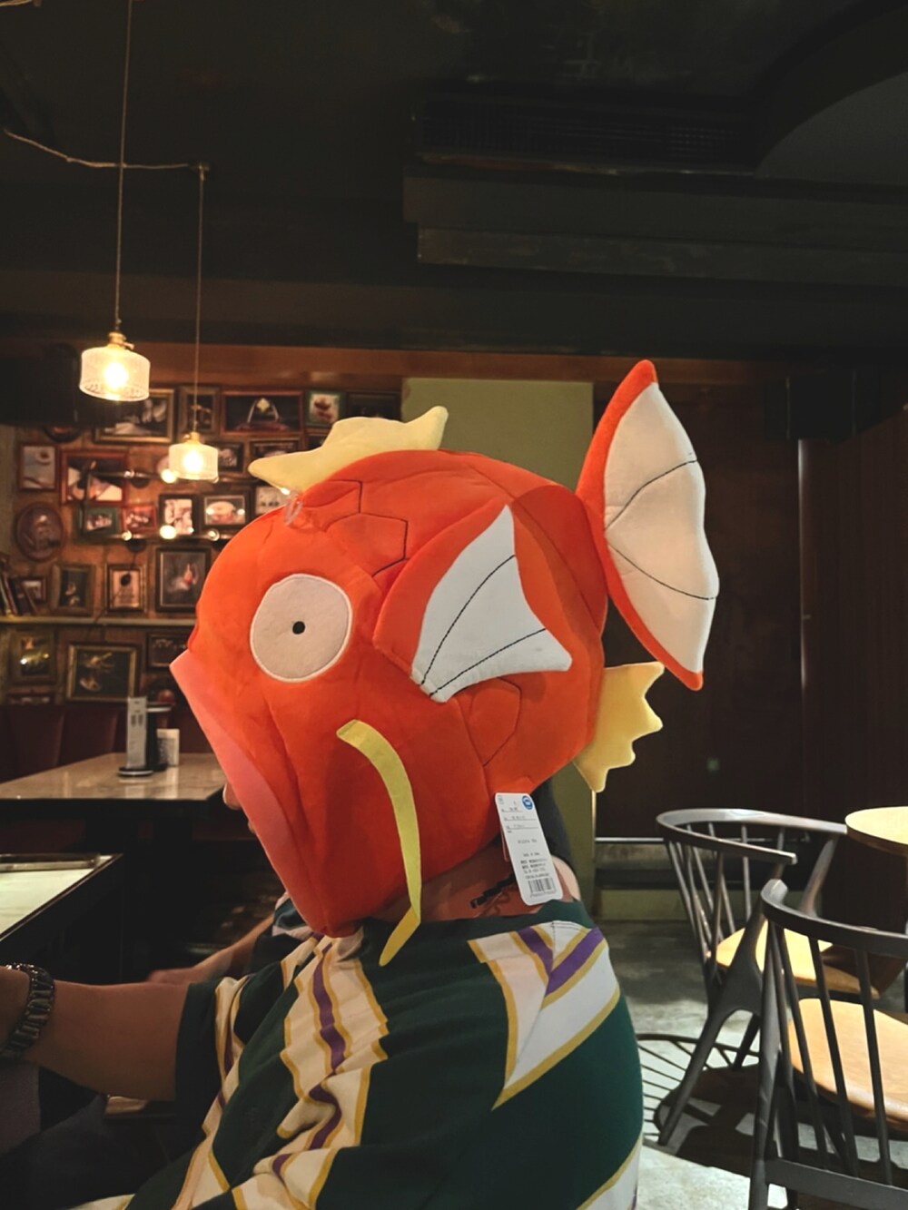 グリーン系のTシャツ/カットソー、ベージュ系のカーゴパンツ、オレンジ系のその他ヘアアクセサリーを着用したメンズの秋コーディネートの2枚目の写真