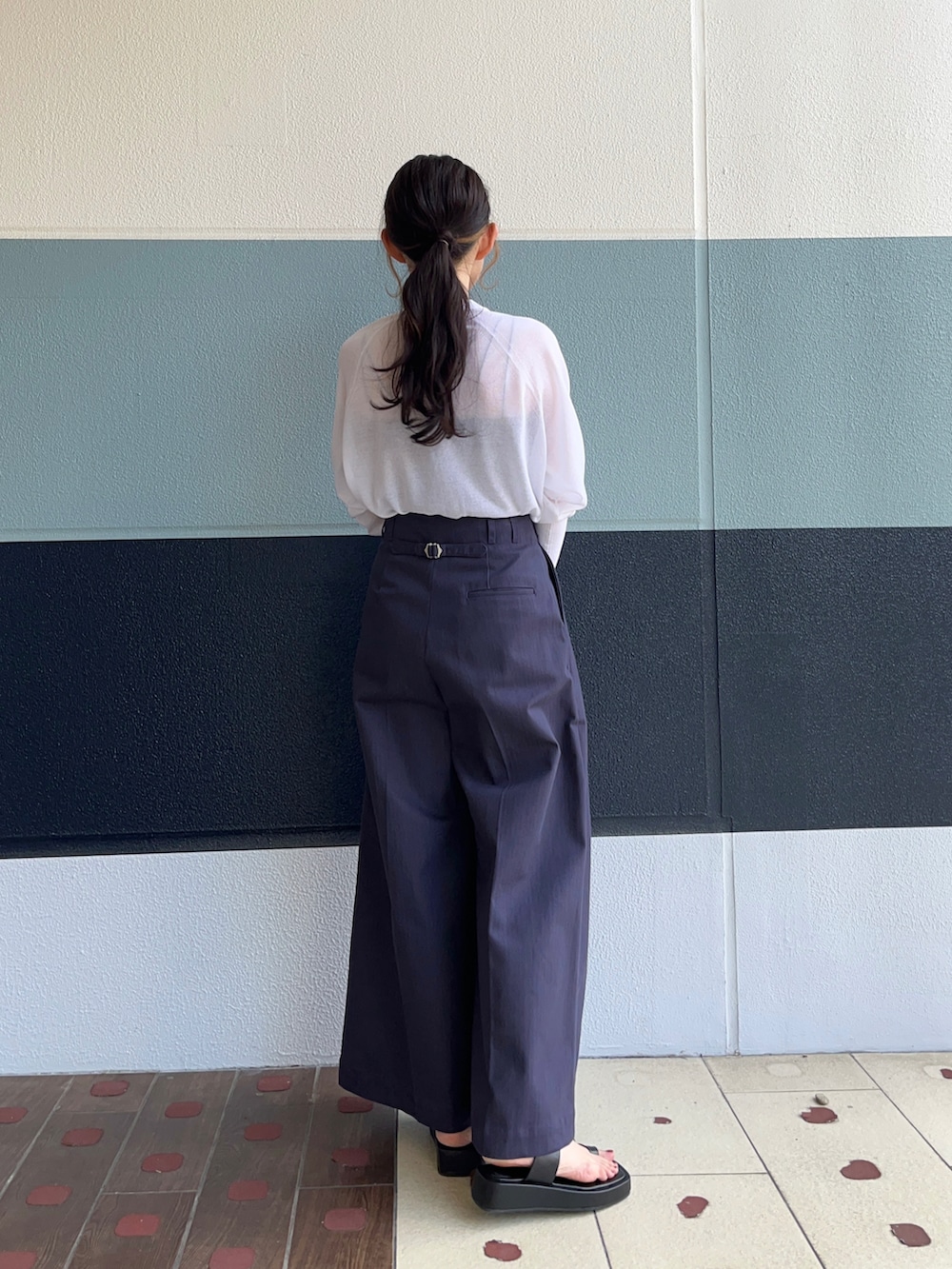 「大人カジュアル、シンプルスタイル、カジュアル、秋コーデ、秋先取りコーデ、秋服準備はじめました、シンプルコーデ、シアートップス、ワイドパンツ、ナノユニバース、nano・universe、アパレルスタッフ、スタッフコーデ、カジュアルコーデ、add culumn」｜「NANO universeのシアースパークVネックカーディガン（カーディガン/ボレロ、ホワイト系）」を使った、さとう よしえさん（レディース・164cm）の夏コーディネートの3枚目の写真