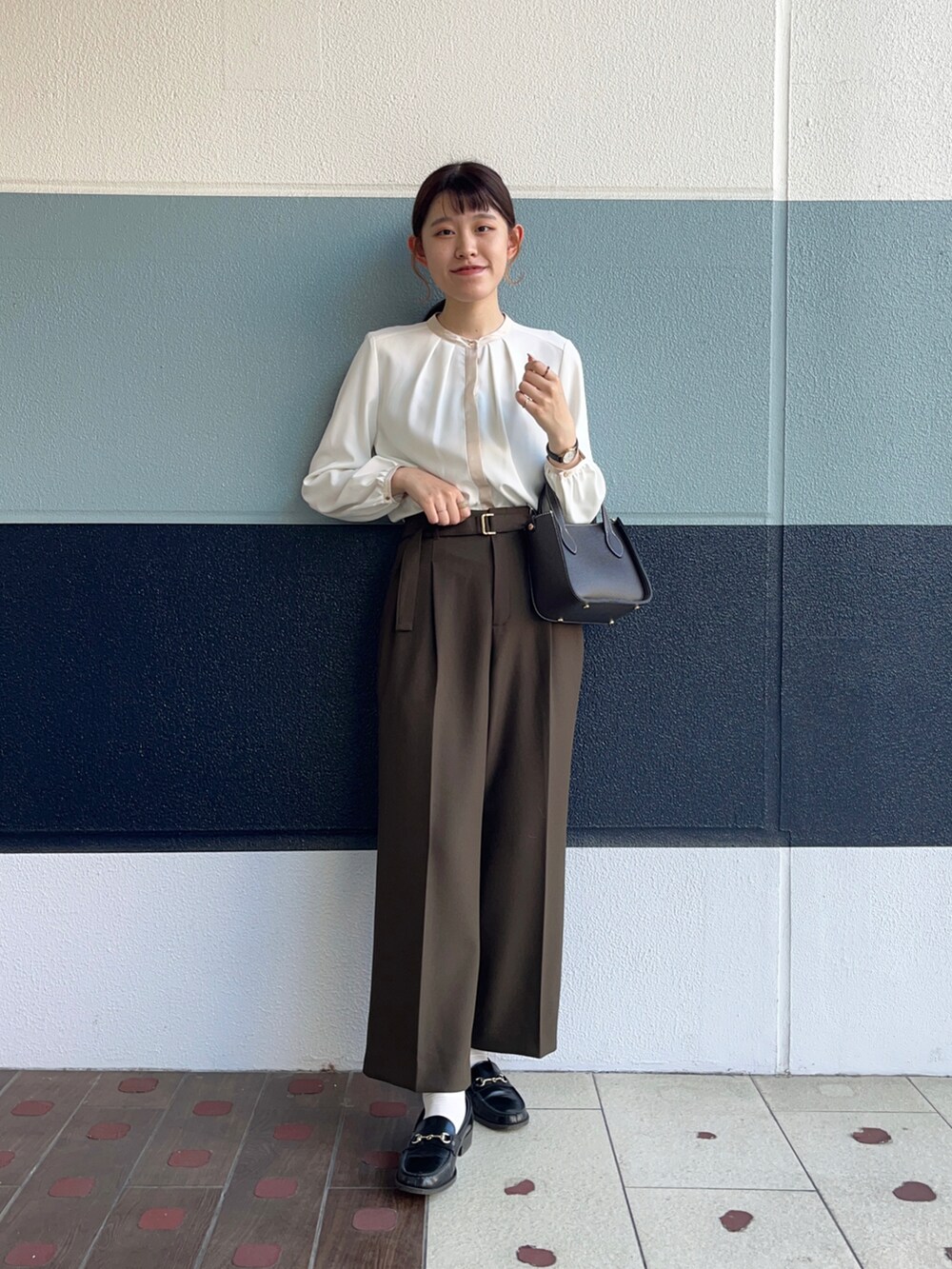 「nano・universe、ナノユニバース、秋服準備はじめました、秋服、秋コーデ、オフィスカジュアル、ワイドパンツ、ミニバッグ、ブラウン、ブラウンコーデ、オトナカジュアル、オトナカワイイ、きれいめカジュアル、キレイめ、スラックス」｜「Instagram🐰のアイテム（その他、その他）」を使った、さとう よしえさん（レディース・164cm）の秋コーディネートの3枚目の写真