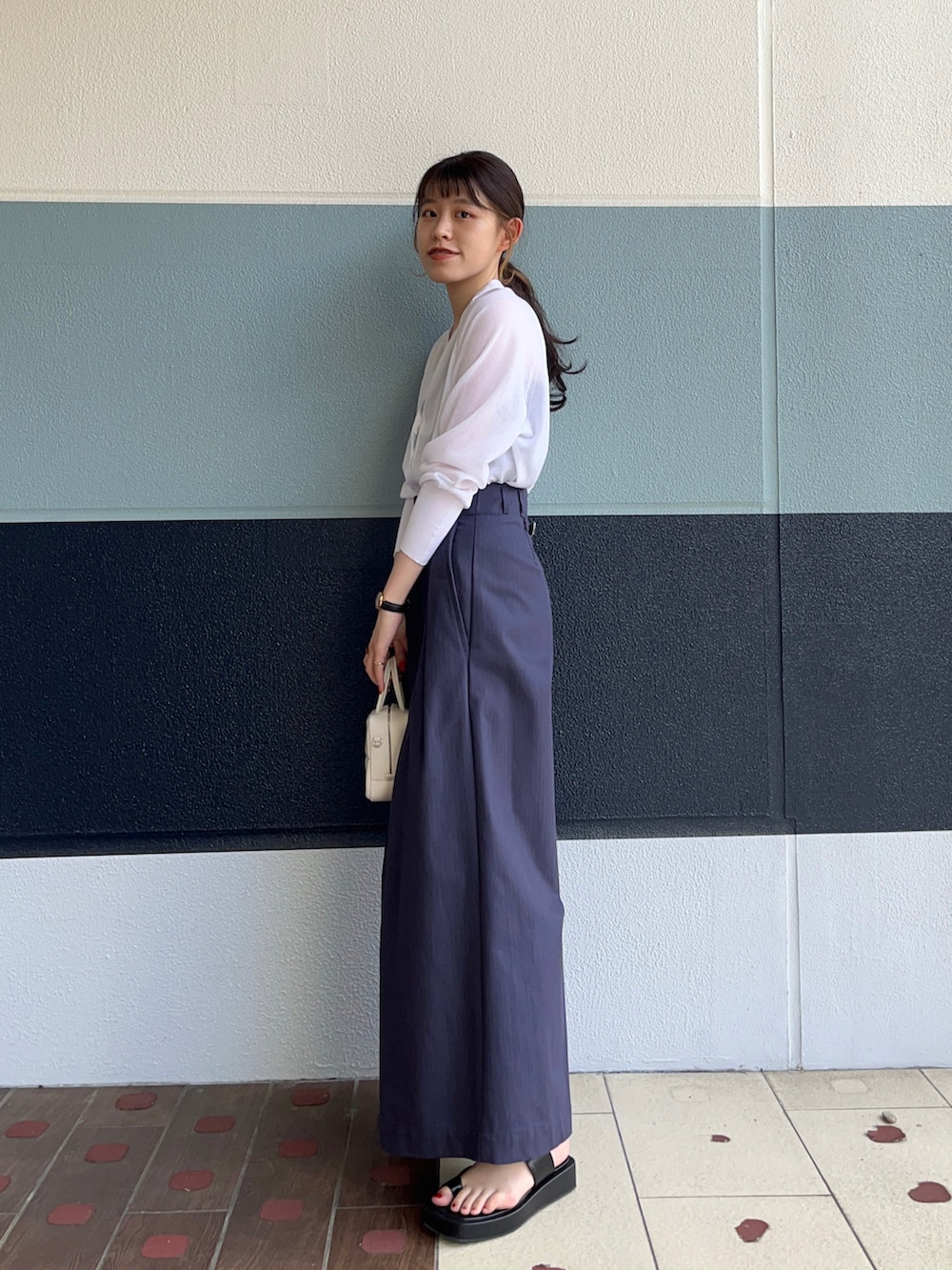 「大人カジュアル、シンプルスタイル、カジュアル、秋コーデ、秋先取りコーデ、秋服準備はじめました、シンプルコーデ、シアートップス、ワイドパンツ、ナノユニバース、nano・universe、アパレルスタッフ、スタッフコーデ、カジュアルコーデ、add culumn」｜「NANO universeのシアースパークVネックカーディガン（カーディガン/ボレロ、ホワイト系）」を使った、さとう よしえさん（レディース・164cm）の夏コーディネートの2枚目の写真