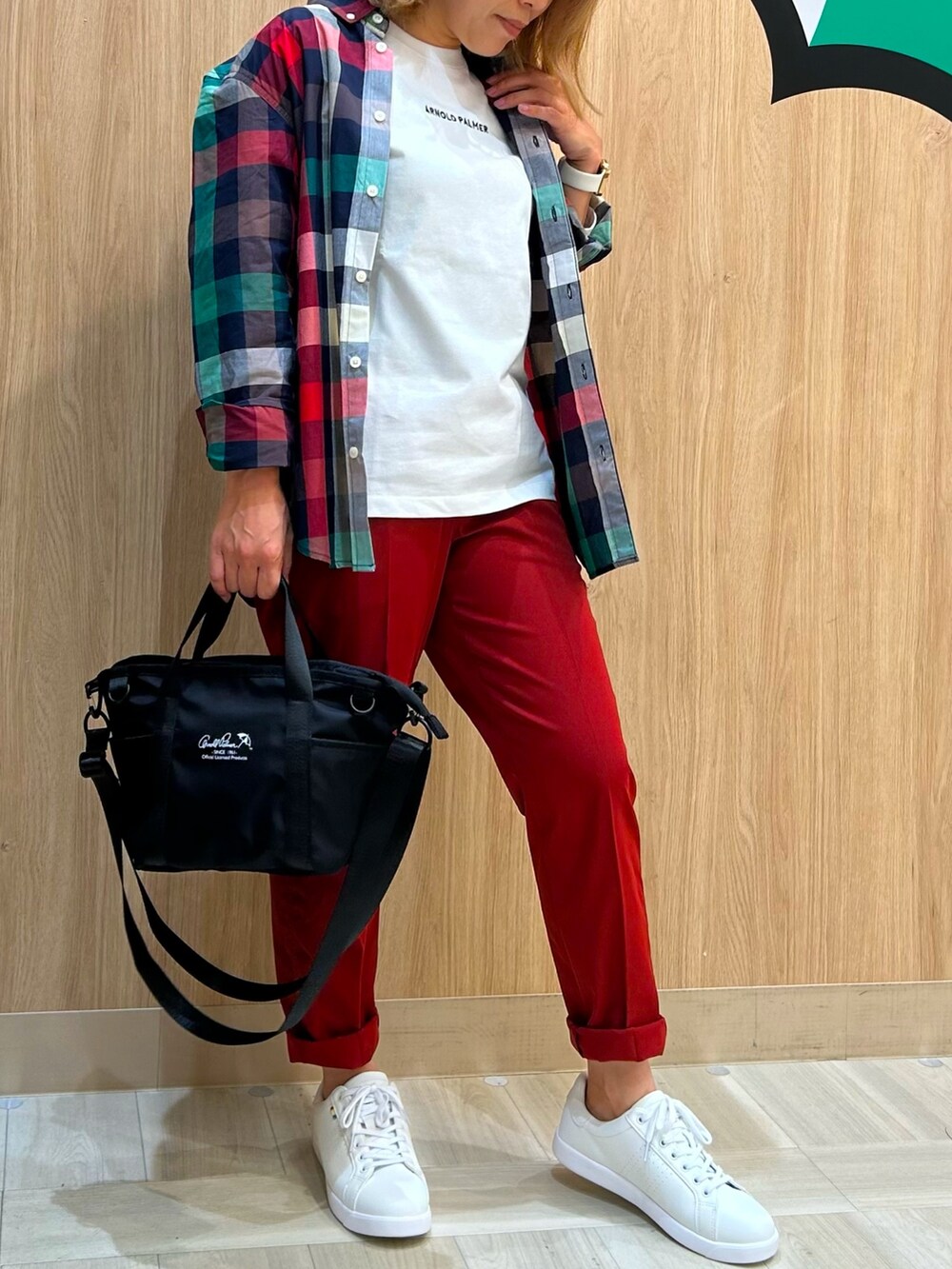 ホワイト系のTシャツ/カットソー、ブルー系のシャツ/ブラウス、ブルー系のスニーカーを着用したレディースの夏コーディネートの3枚目の写真