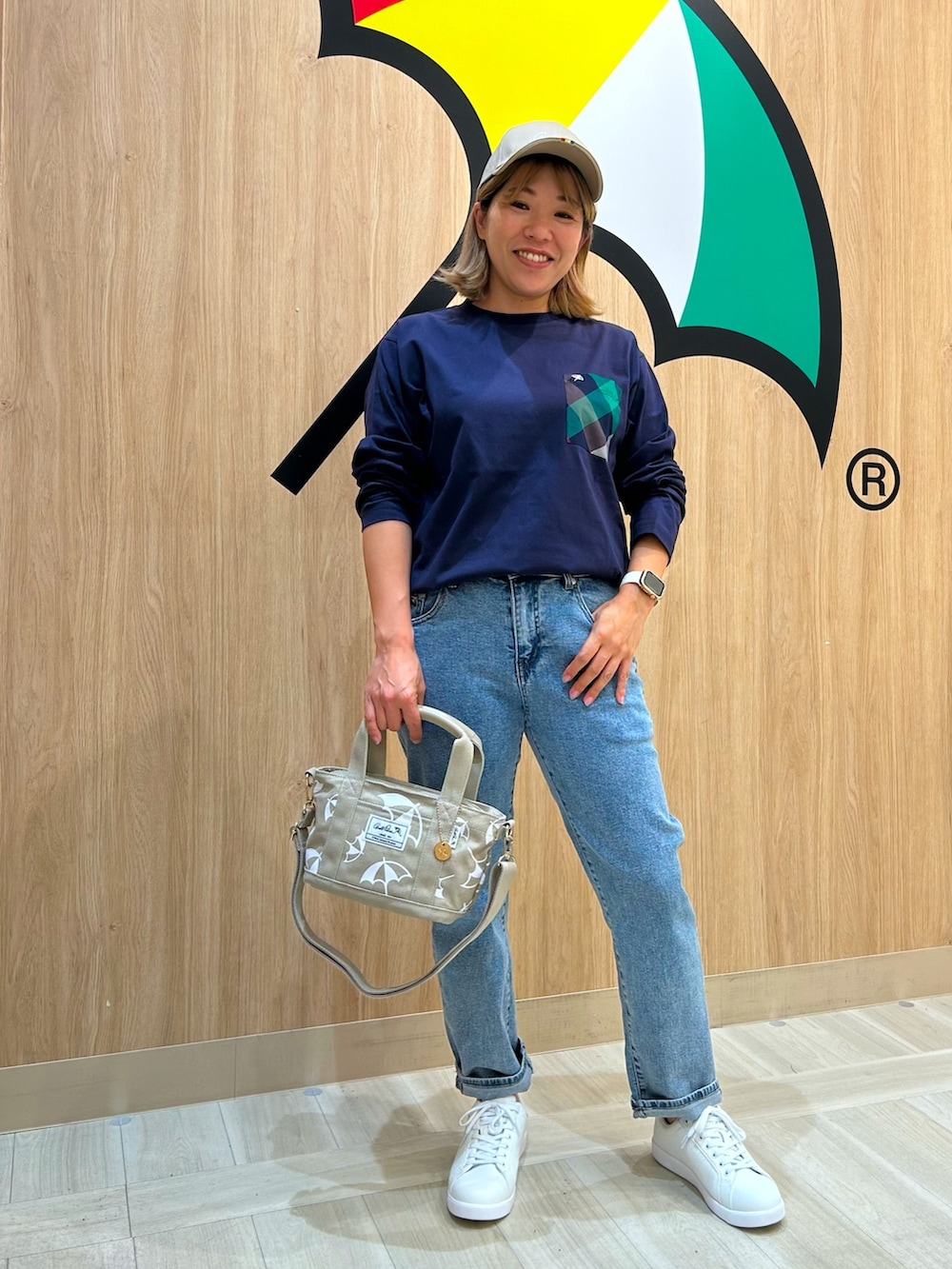 ブルー系のTシャツ/カットソー、ブルー系のデニムパンツ、ブラック系のトートバッグを着用したレディースの夏コーディネートの2枚目の写真