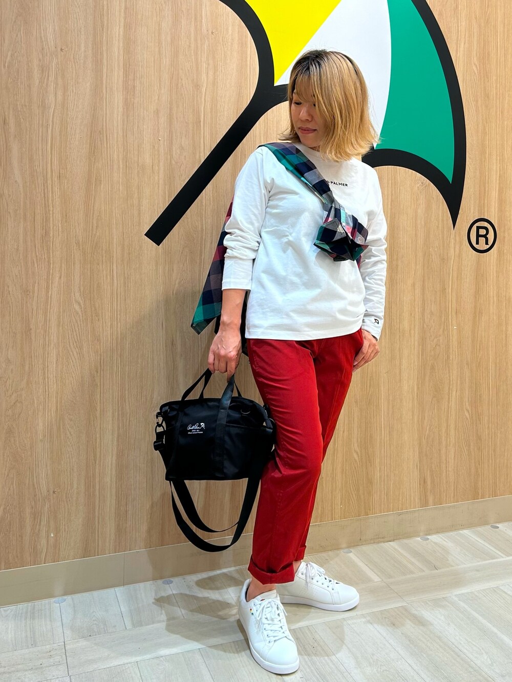 ホワイト系のTシャツ/カットソー、ブルー系のシャツ/ブラウス、ブルー系のスニーカーを着用したレディースの夏コーディネートの2枚目の写真