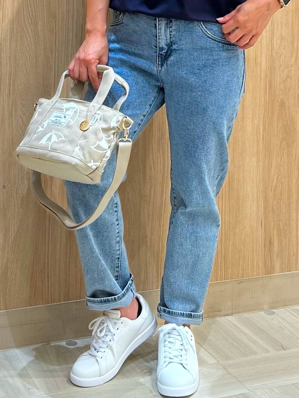 ブルー系のTシャツ/カットソー、ブルー系のデニムパンツ、ブラック系のトートバッグを着用したレディースの夏コーディネートの3枚目の写真